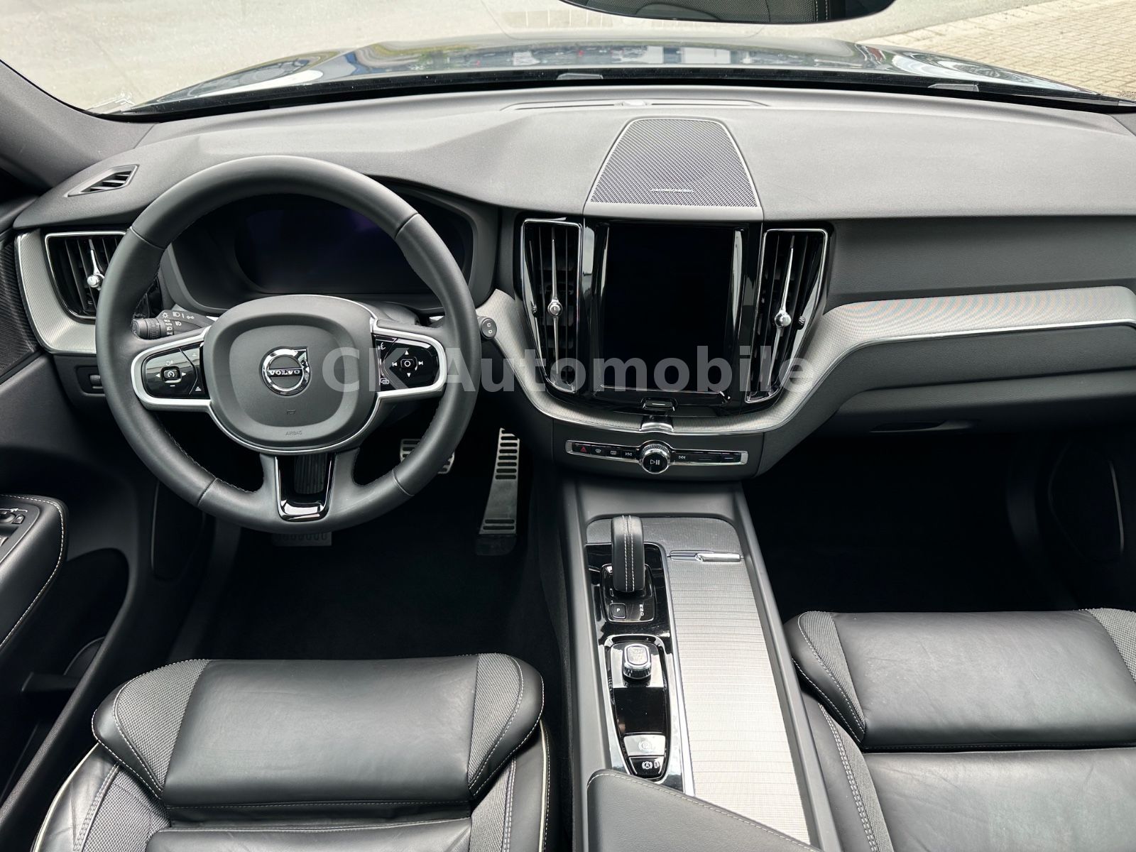 Fahrzeugabbildung Volvo XC60 B4 R Design 2WD/Navi/Pano/Kamera/LED