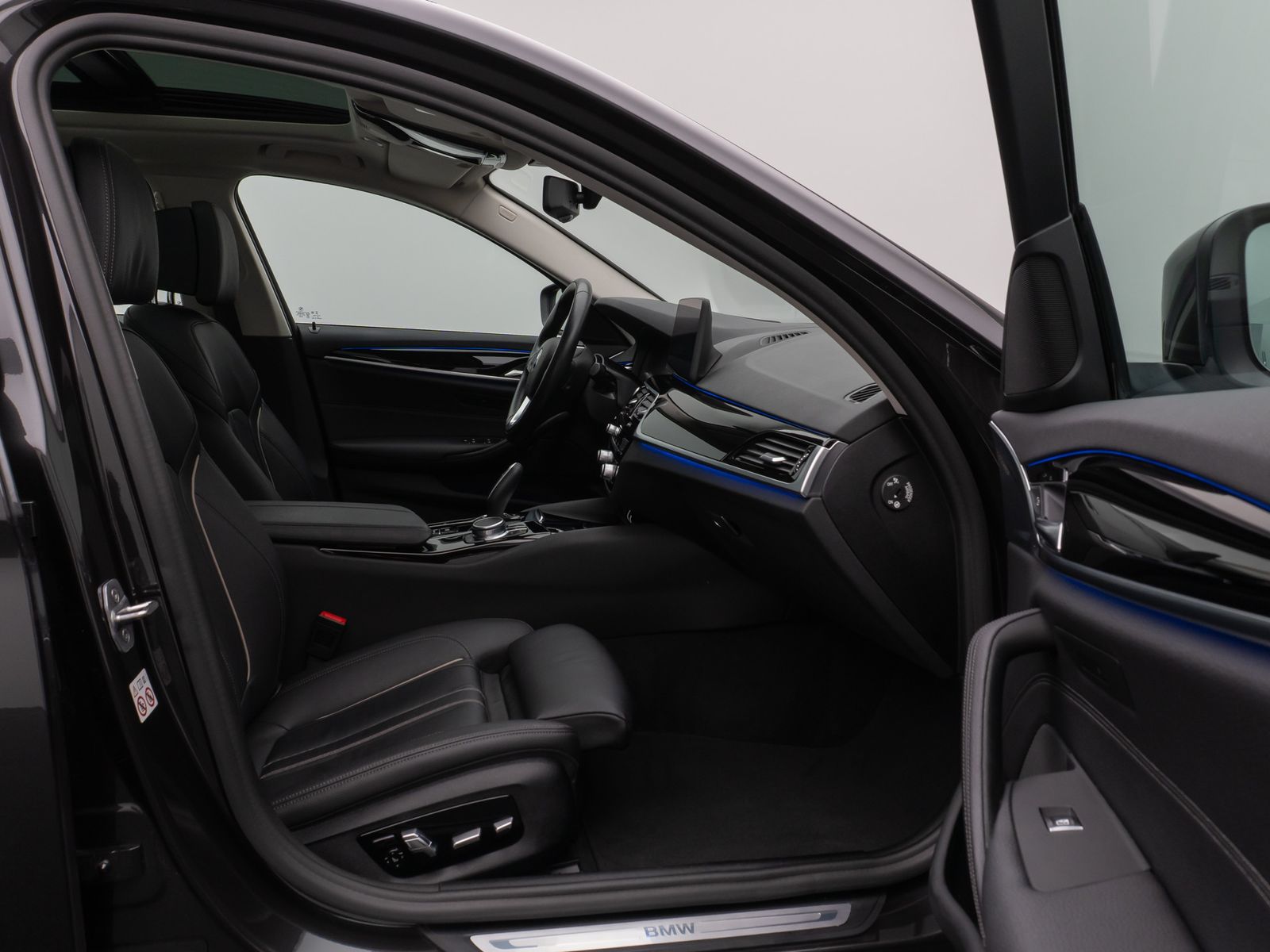 Fahrzeugabbildung BMW 530d Panorama Laser Kamera HUD DAB HiFi Komfort