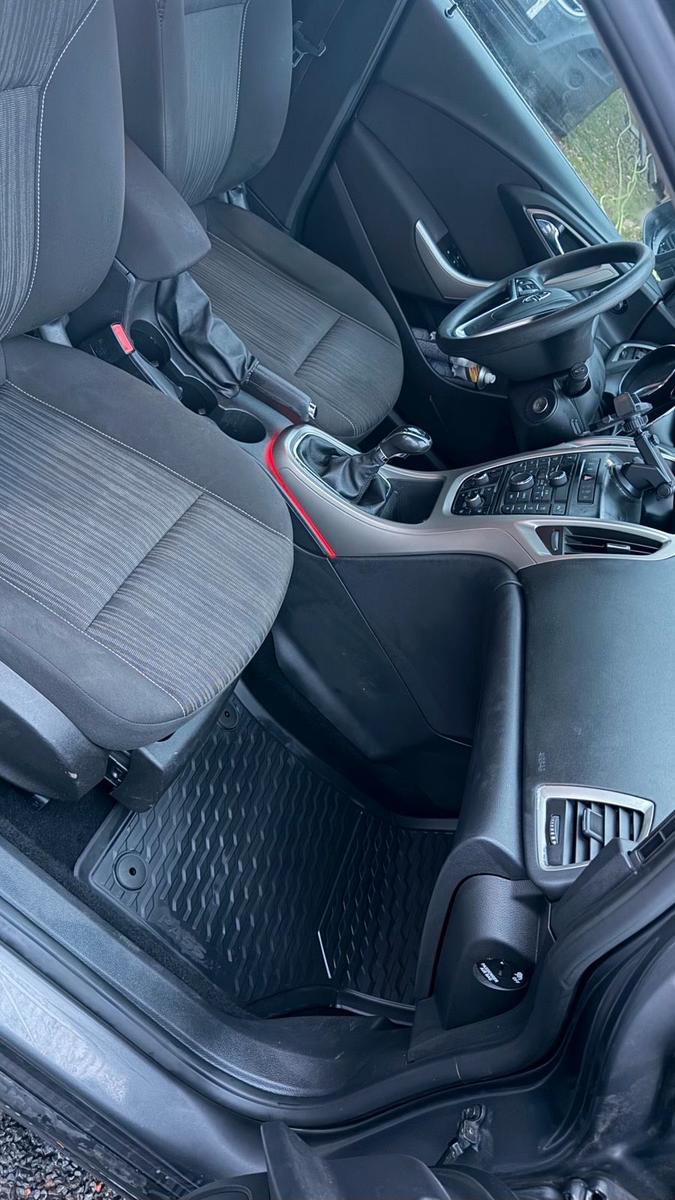 Opel Astra 2012 — photo 8