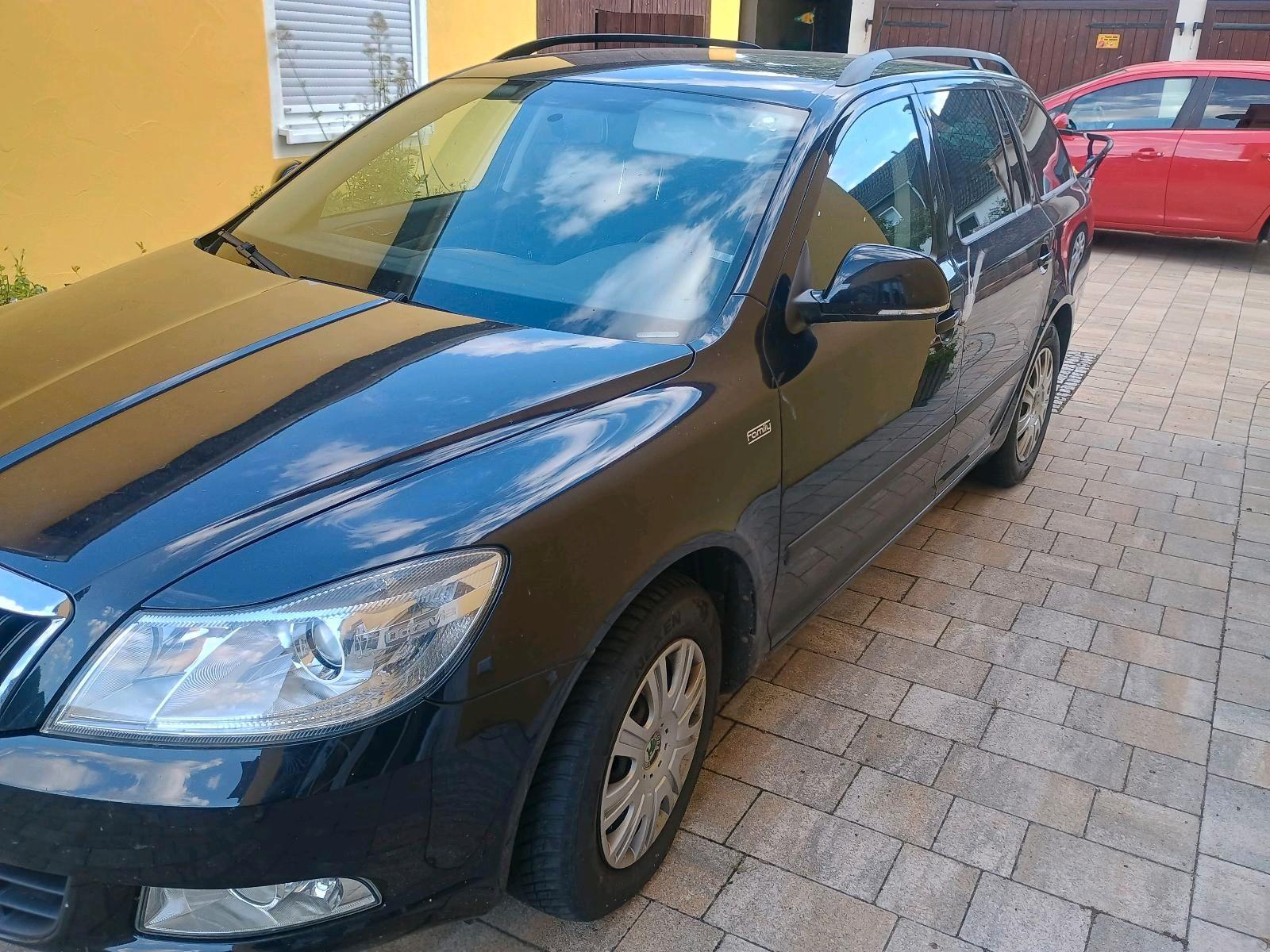 Skoda Octavia 2011 — rear view