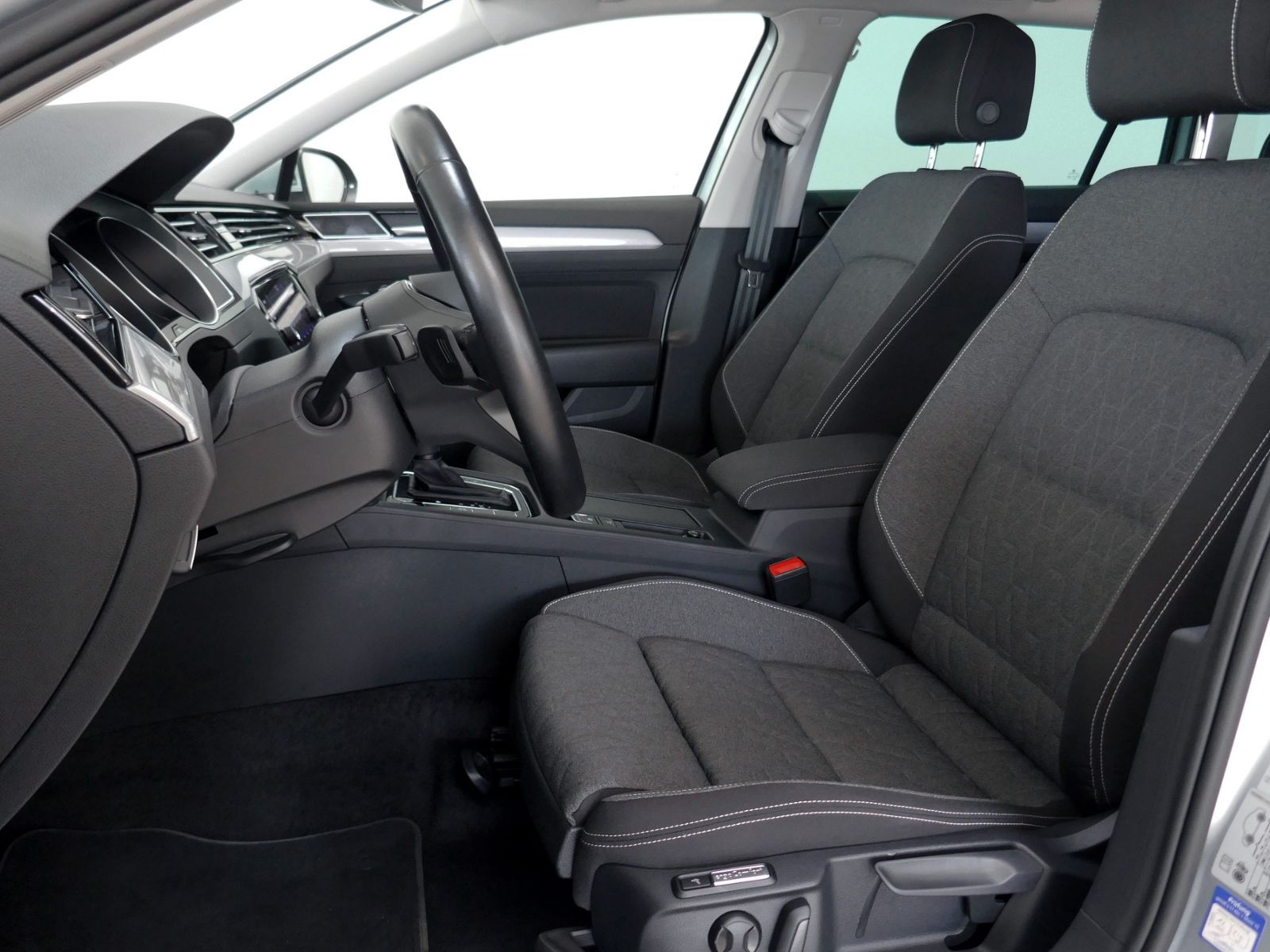 Fahrzeugabbildung Volkswagen Passat Variant Business 1.5 TSI DSG LED AHK RFK