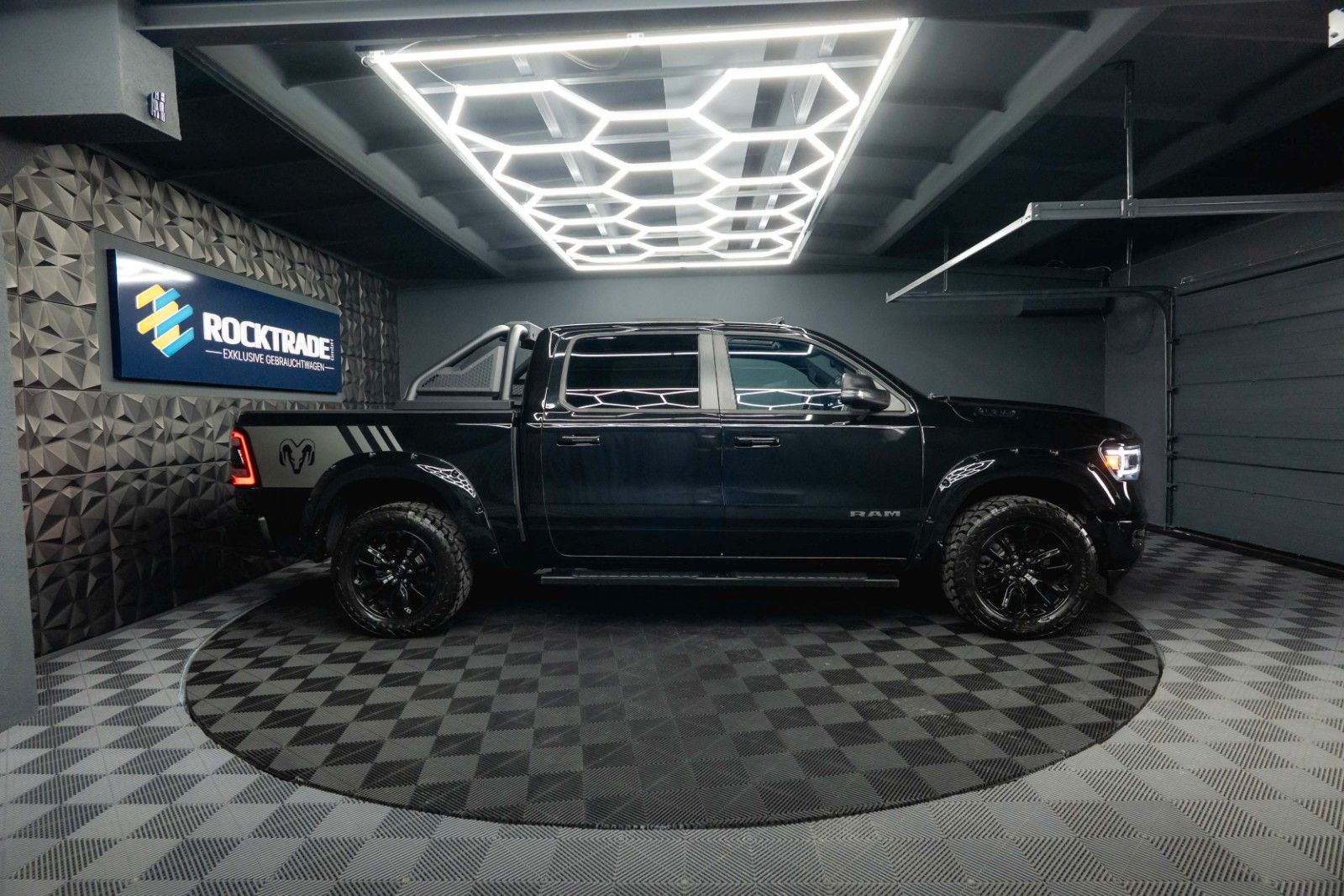 Fahrzeugabbildung Dodge RAM 5.7 V8 HEMI 4x4 Night LARAMIE Pano LED 19%