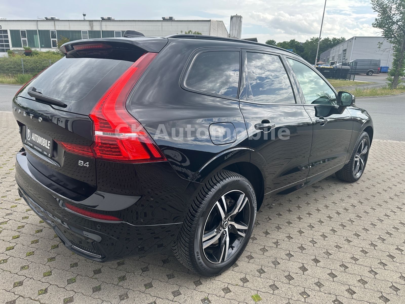 Fahrzeugabbildung Volvo XC60 R Design 2WD/Navi/Pano/Kamera/LED