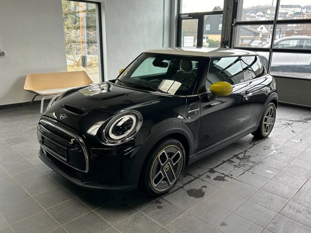 MINI Cooper SE Black Perl Light Checquered