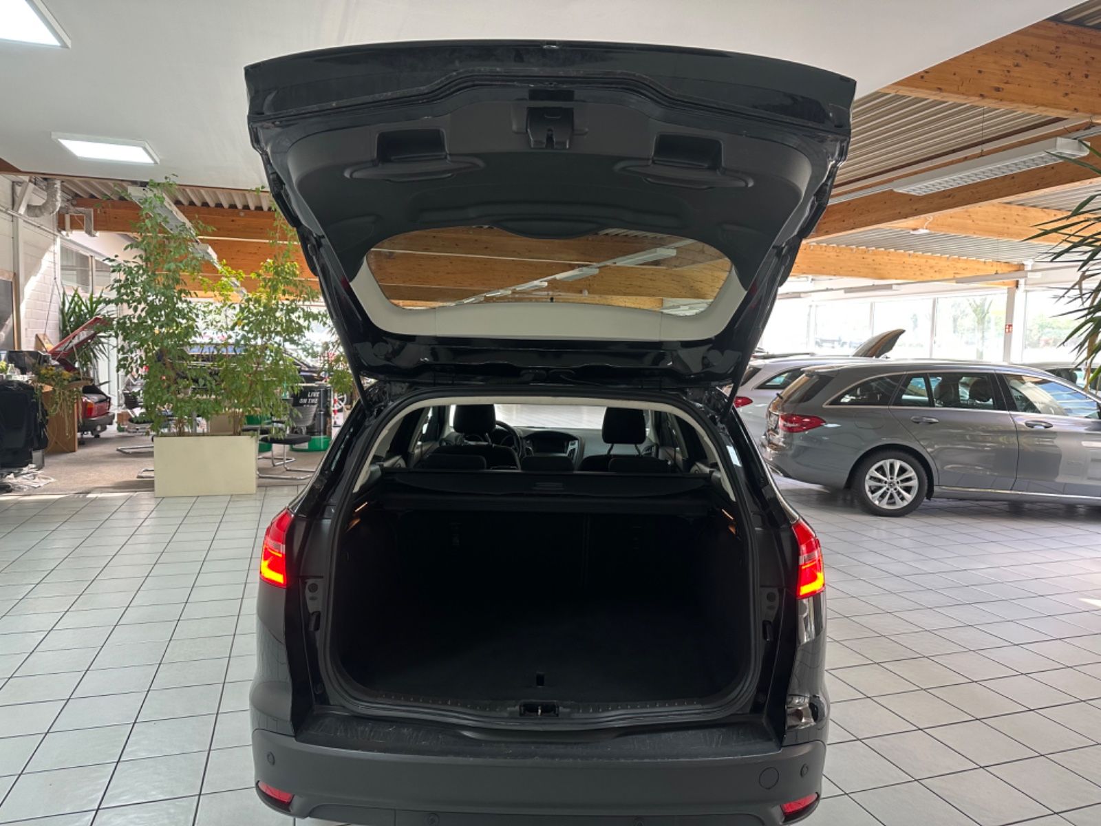 Fahrzeugabbildung Ford Focus Turnier Business*Klima*Navi*Automatik*