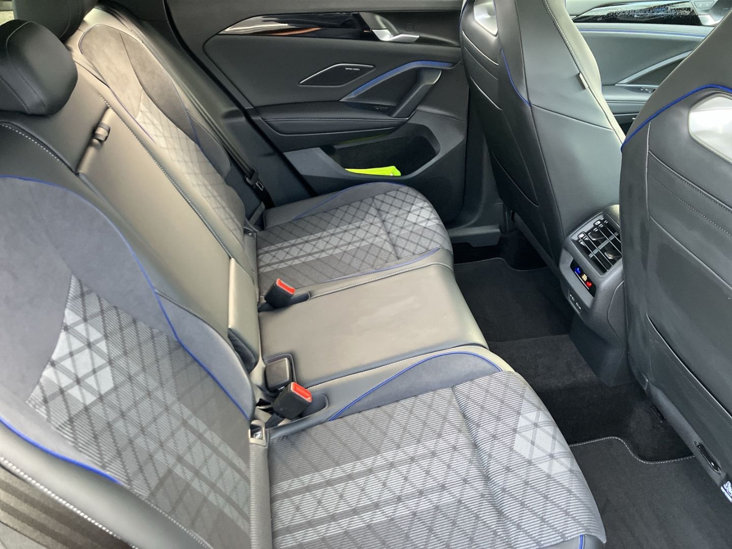 Volkswagen Tiguan R-Line Black-Style 2,0 TSI DSG 4MOTION An foto 11