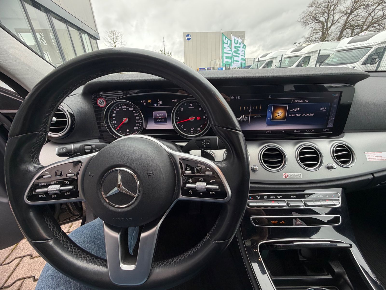 Fahrzeugabbildung Mercedes-Benz E 400 d T 4MATIC LED PTS Easy Pack DSG