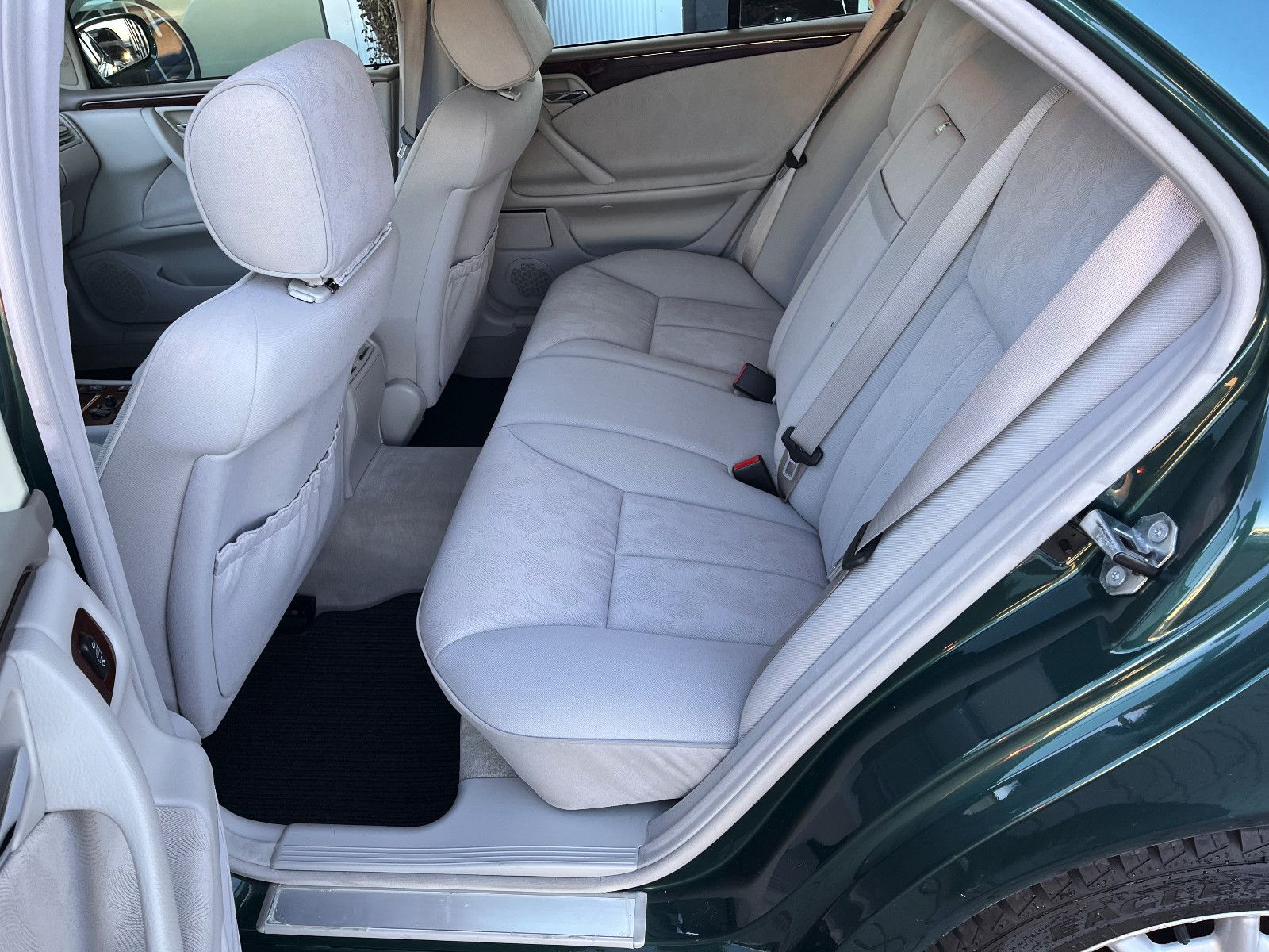 Fahrzeugabbildung Mercedes-Benz E 240 ELEGANCE