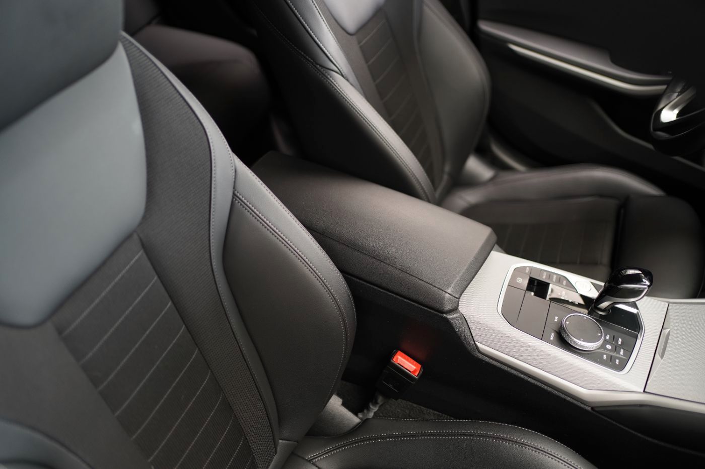 Fahrzeugabbildung BMW 320d Advantage +Teilleder+Live Cockpit Prof.+PDC