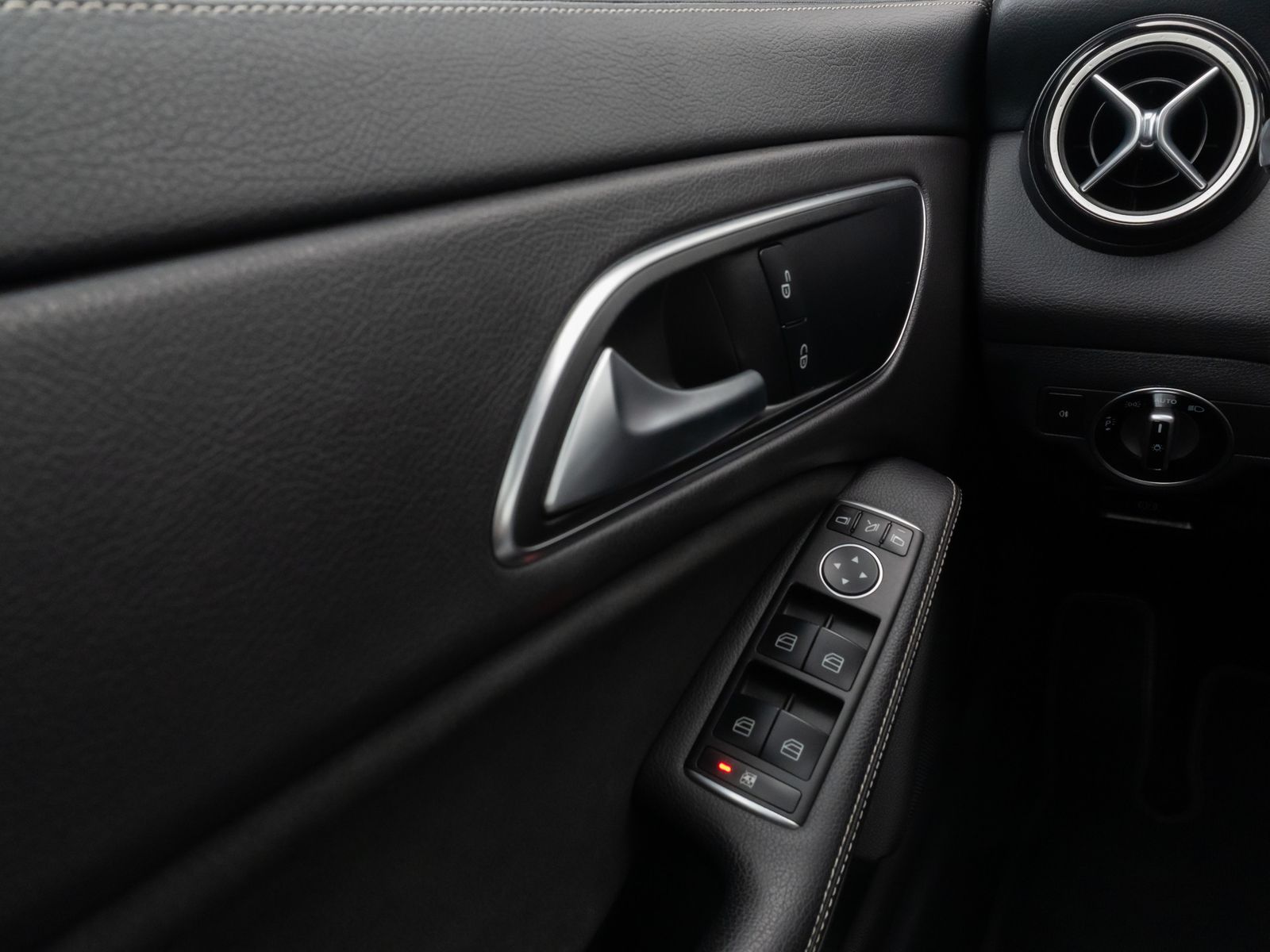 Fahrzeugabbildung Mercedes-Benz CLA 220 Shooting Brake /d 4Matic AMG Pano Standh