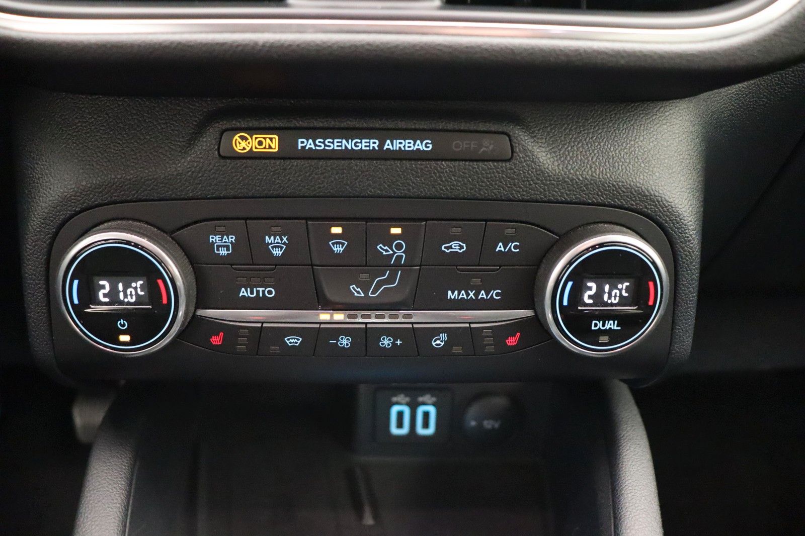 Fahrzeugabbildung Ford Kuga 1.5 Titanium X HUD AHK LED ACC
