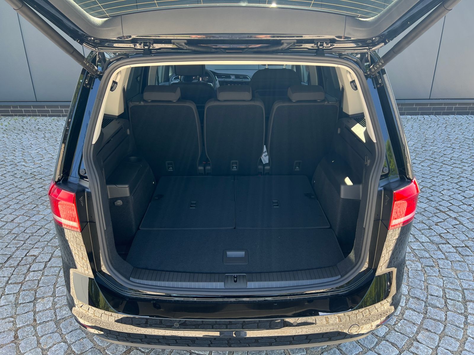 Fahrzeugabbildung Volkswagen Touran Comfortline 1.5 TSI DSG *LED, AHK, 7-Sitz