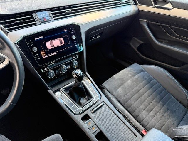 Fahrzeugabbildung Volkswagen Passat lim. Elegance 1.5l 150PS Navi/PDC/LED!