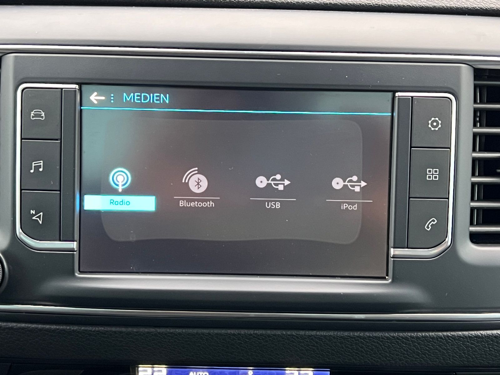 Fahrzeugabbildung Peugeot Traveller Business VIP L2 7-SITZER ABSOLUT VOLL