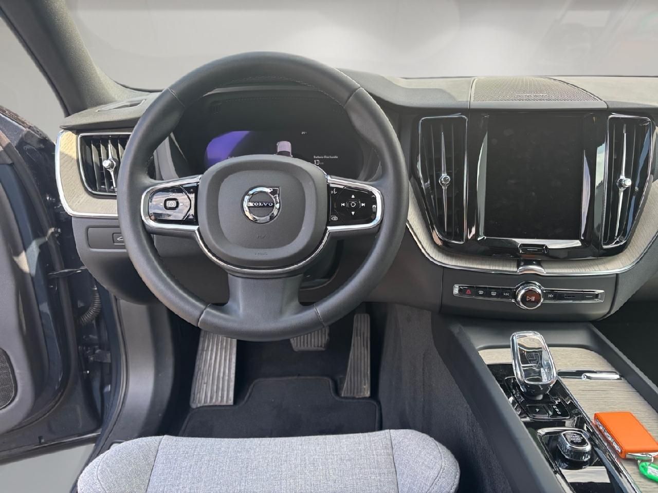 Fahrzeugabbildung Volvo XC60 T6 AWD Plug-In Hybrid Plus Dark