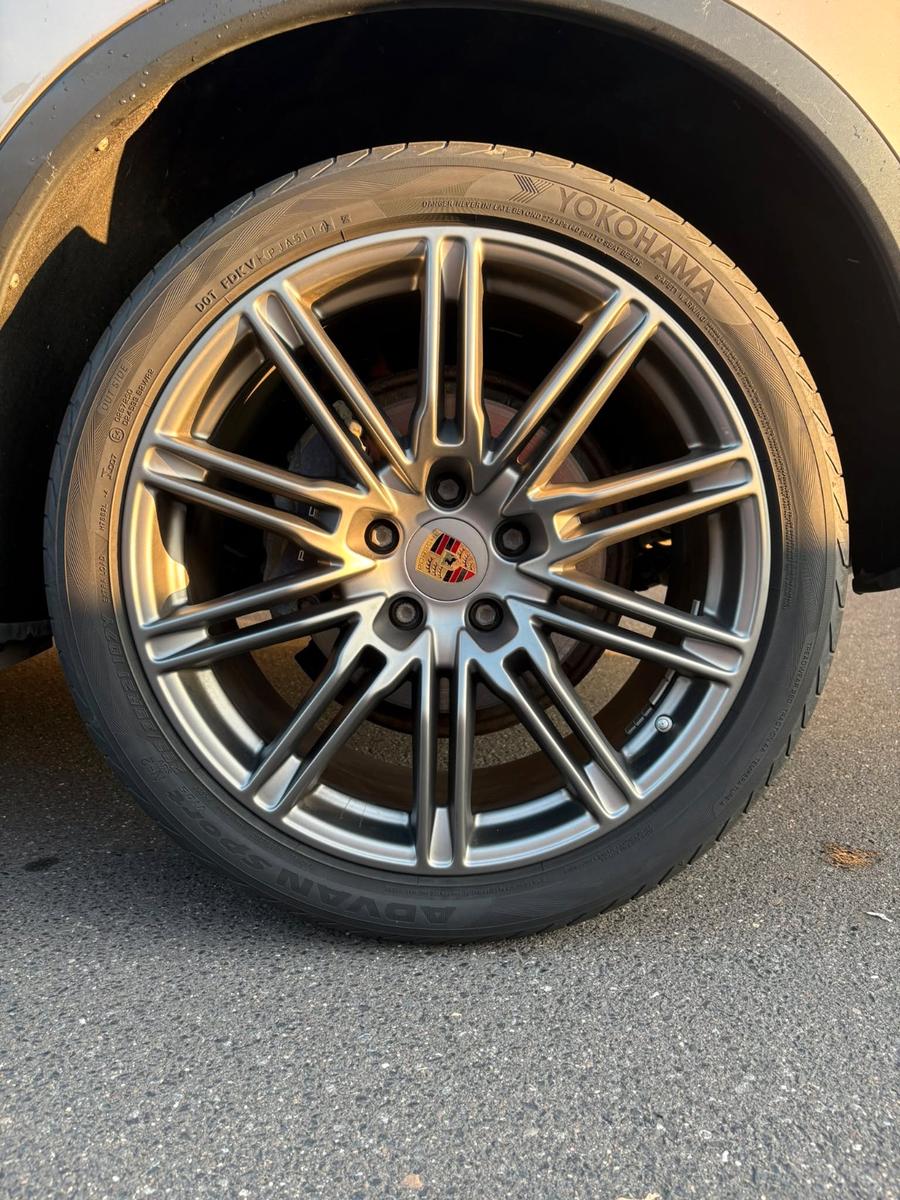 Porsche Cayenne - -