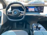BMW iX xDrive40 Sportpaket HUD Pano LC Prof. H/K AHK - blaue BMW iX