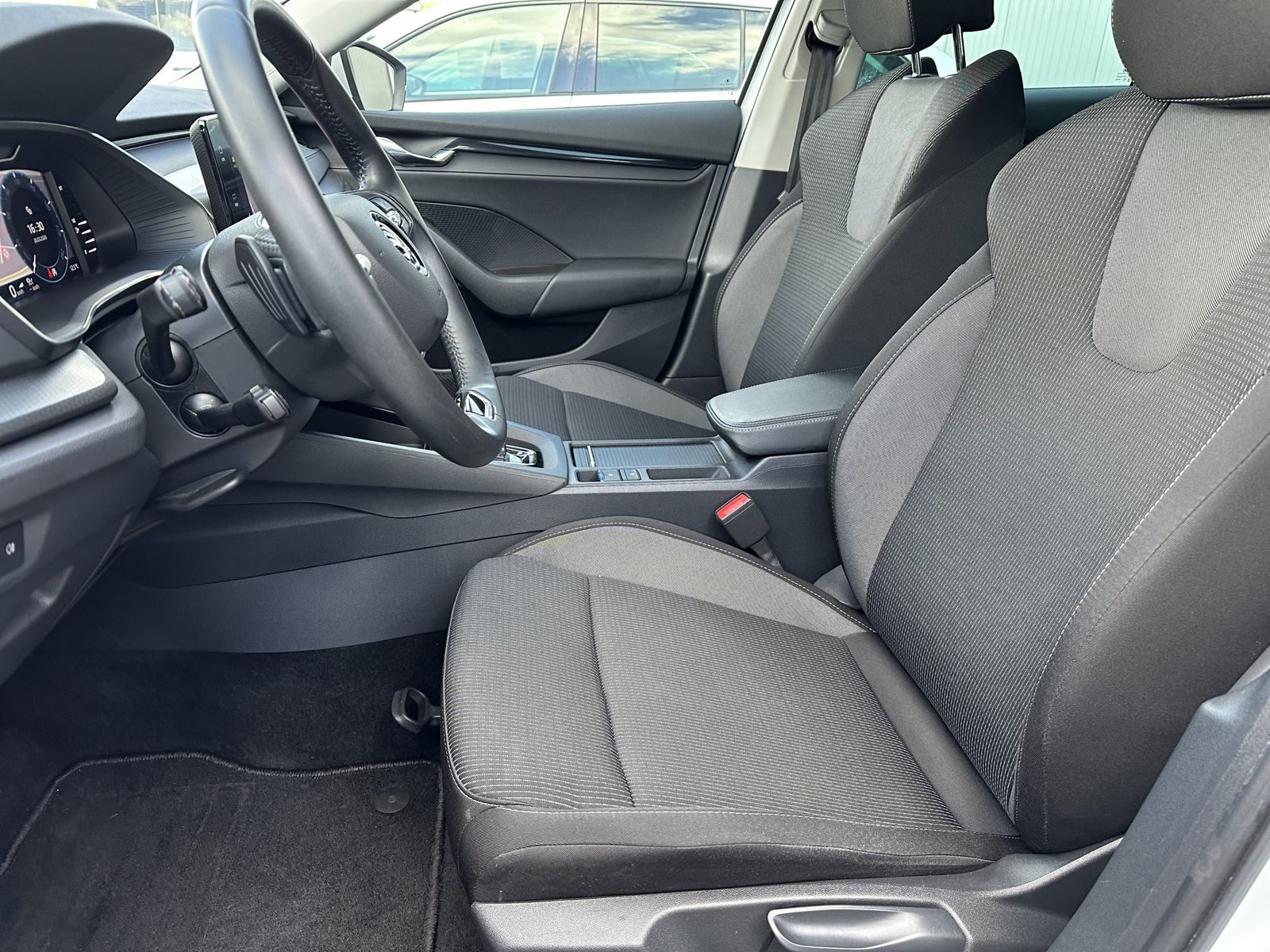 Fahrzeugabbildung SKODA Octavia Combi 2.0 TDI DSG Ambition NAV+LED+VCOCK