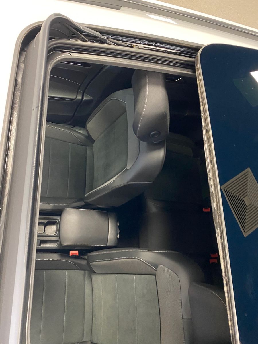 Fahrzeugabbildung Volkswagen T-Roc 1.5 TSI DSG+BLACKSTYLE+PANO+19"+ACC+MATRI+