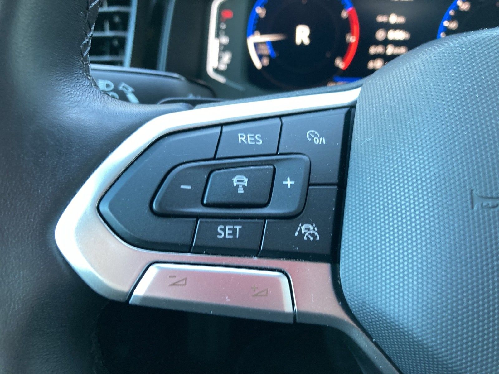 Fahrzeugabbildung Volkswagen Polo TSI Active DSG LED Navi ACC PDC SH