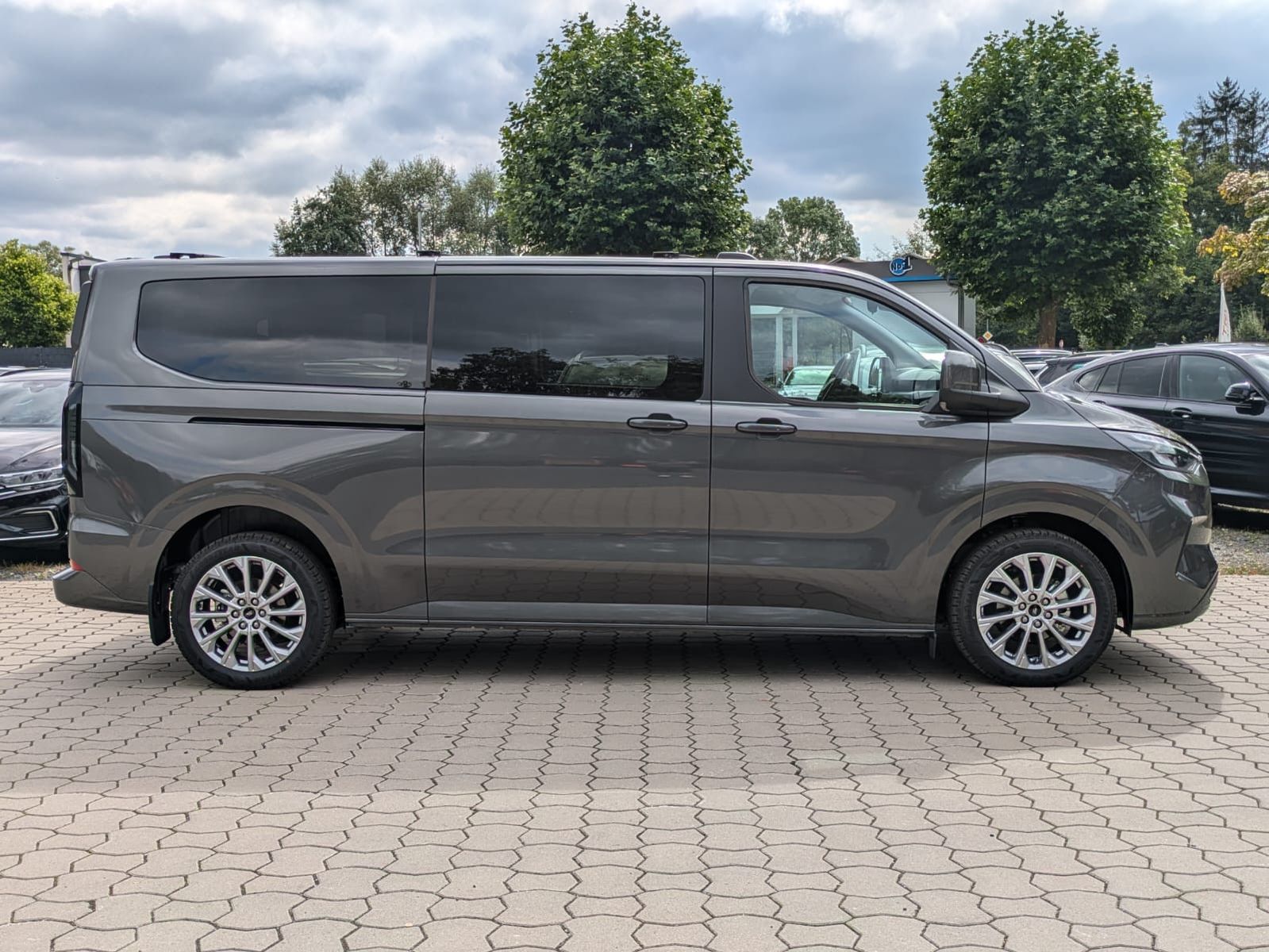 Fahrzeugabbildung Ford Tourneo Custom Titanium L2 4x4 Vollausstattung