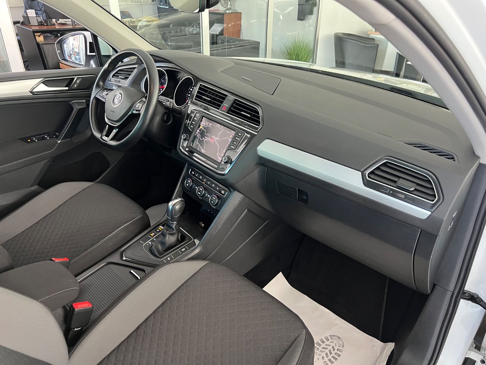 Fahrzeugabbildung Volkswagen Tiguan 1.4TSI DSG Comfortline *LED*NAVI* 1.HAND*