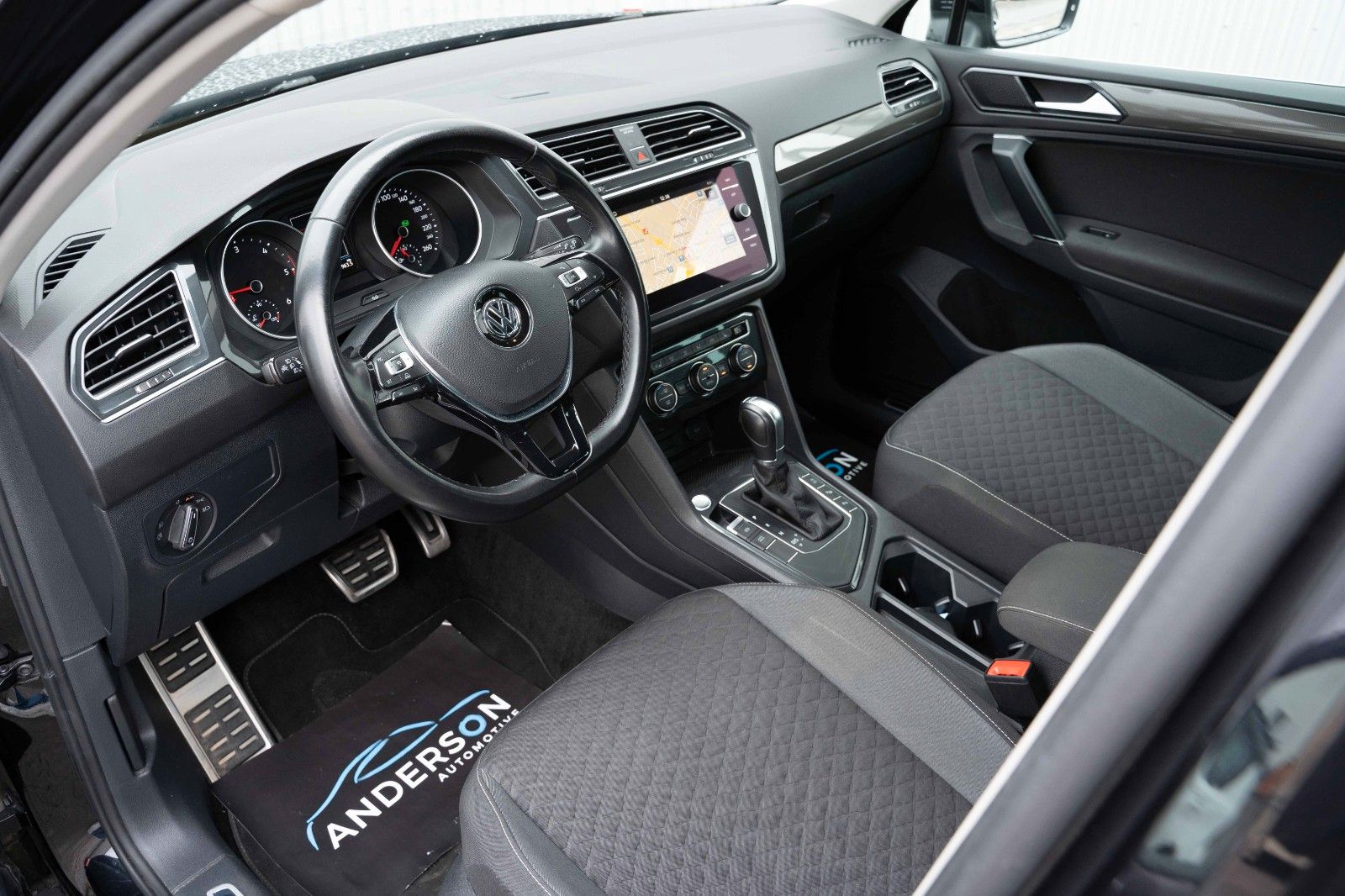 Fahrzeugabbildung Volkswagen TIGUAN R-LINE 2.0 TDI DSG LED KAM LANE TEMP ACC