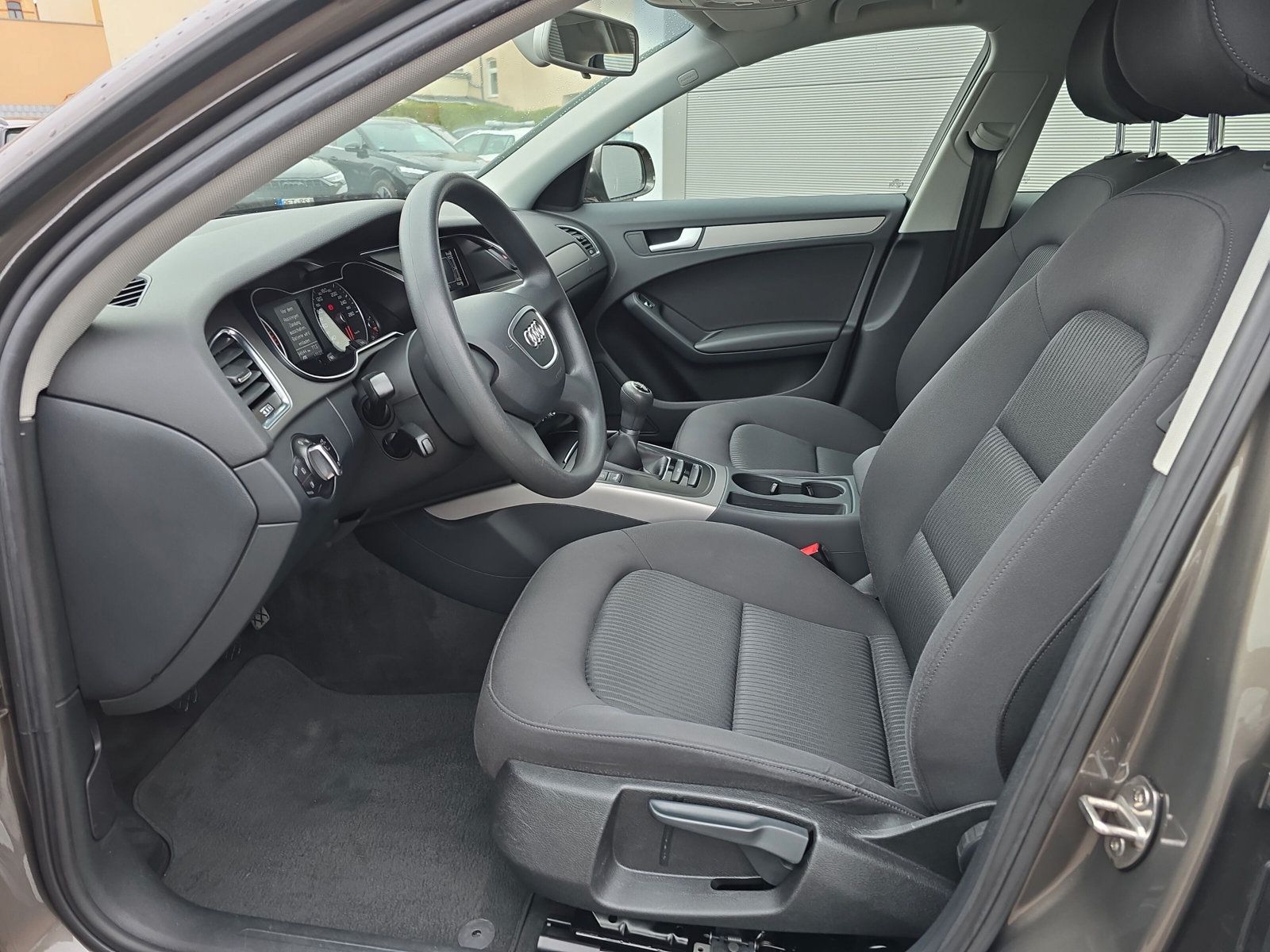 Fahrzeugabbildung Audi A4 Avant 1.8 TFSI Attraction 1.HAND XENON AHK