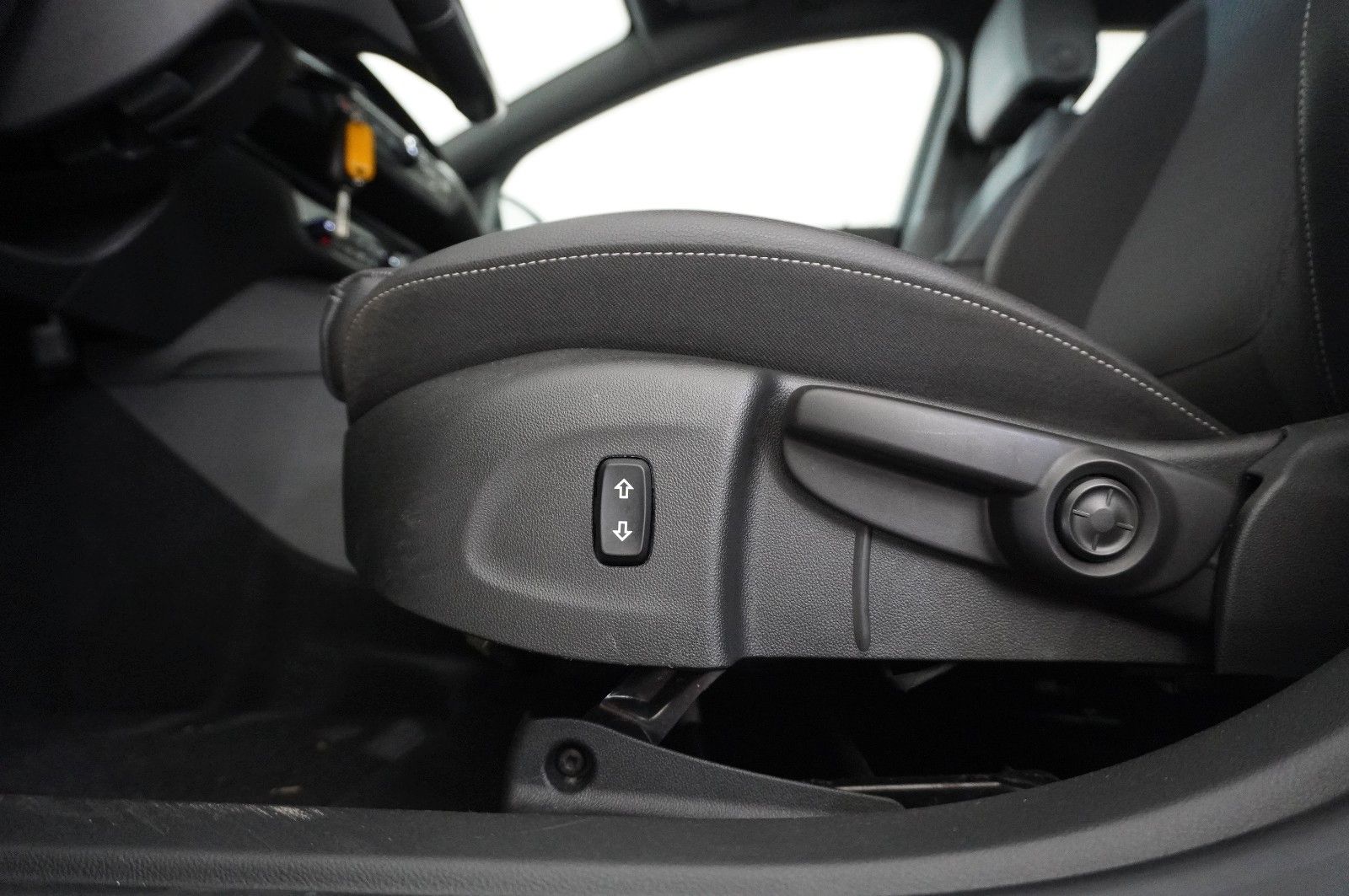 Fahrzeugabbildung Opel Insignia B ST 2.0T ELEGANCE NAVI/LED/VIRT/SH/DAB
