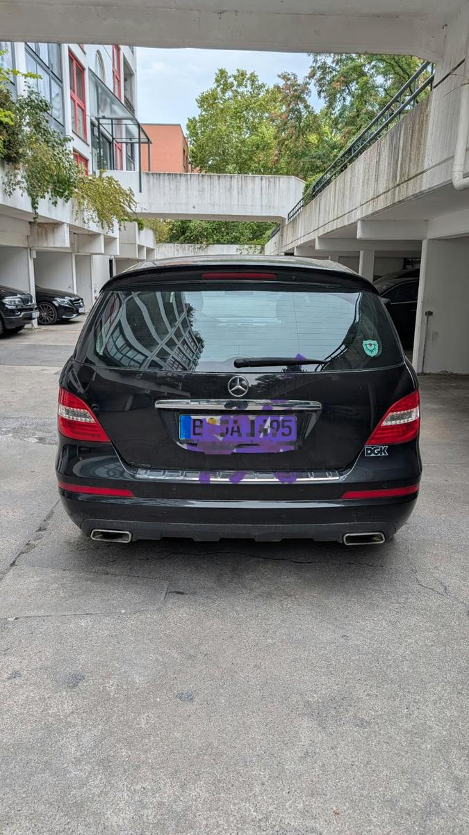 Mercedes-Benz R350 2010 — rear view