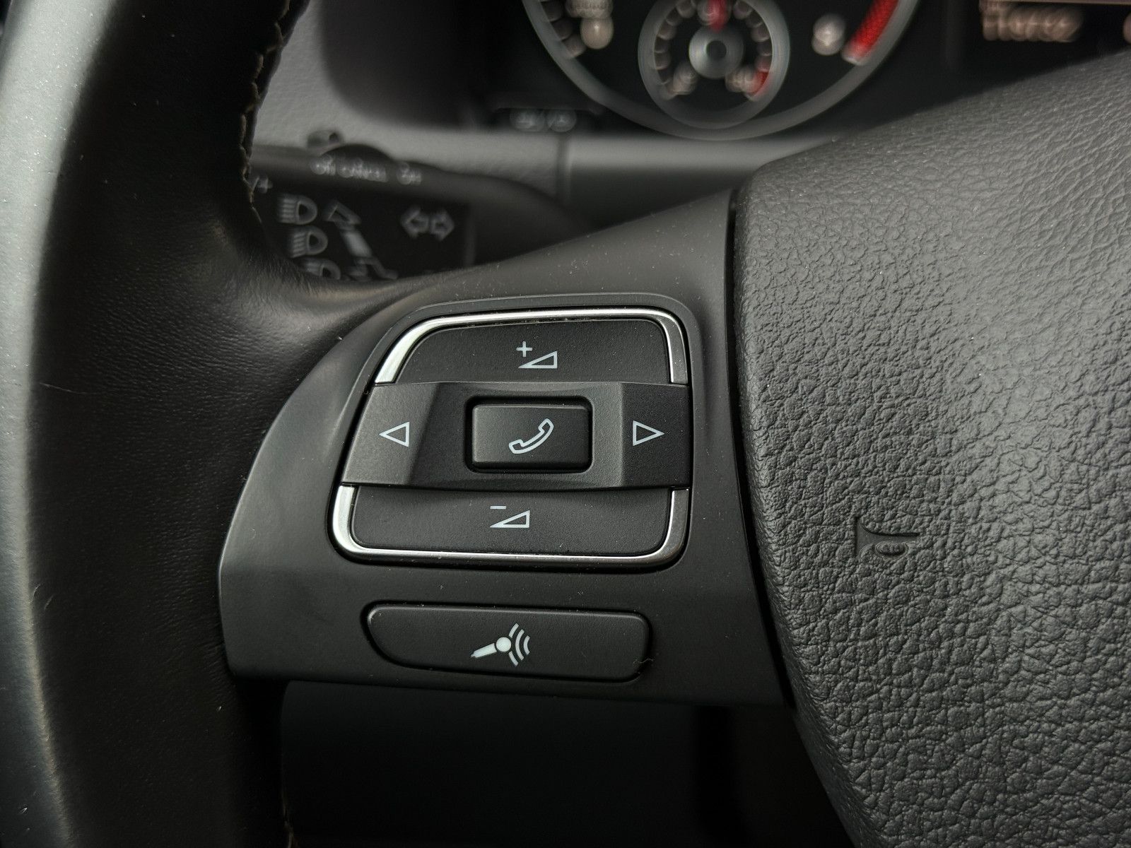 Fahrzeugabbildung Volkswagen Touran Cup 1.2 TSI 7-Sitzer Bi-Xenon GRA SHZ PDC