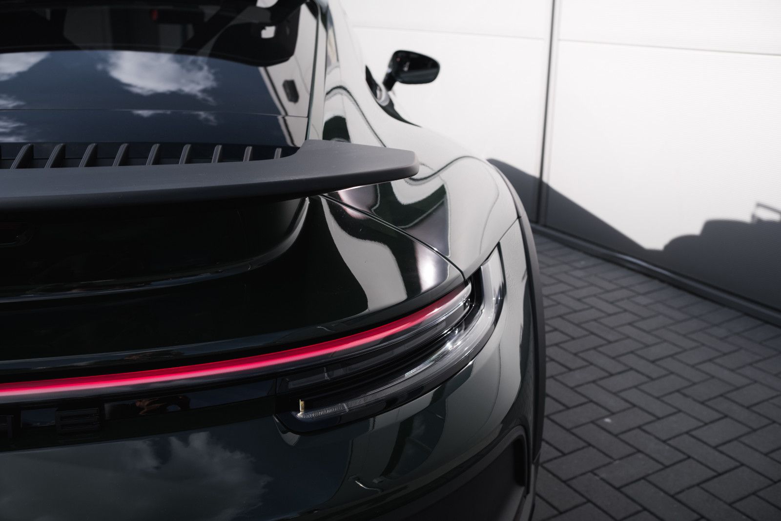 Fahrzeugabbildung Porsche 992/911 DAKAR - PTS Underberggrün-Rallyepaket