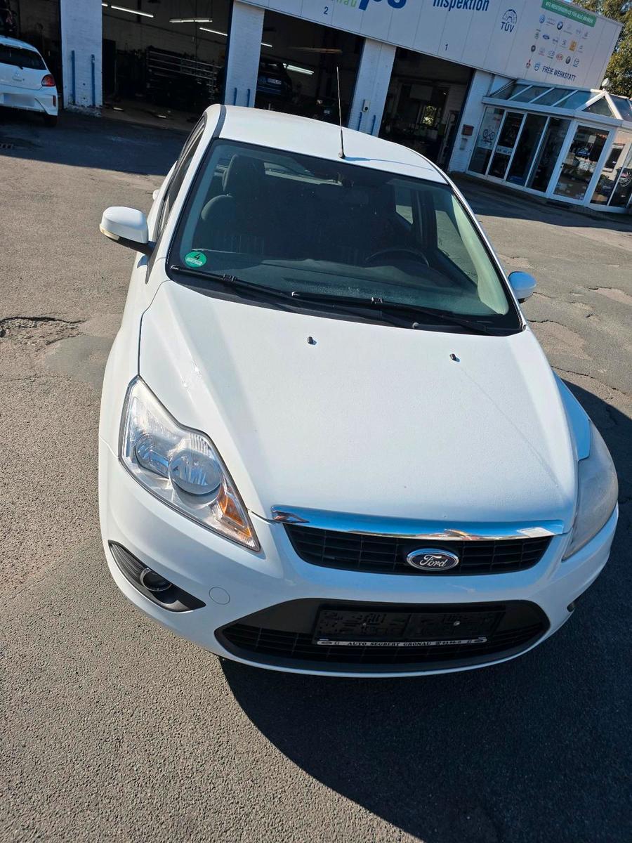 Ford Focus 2011 — rear view