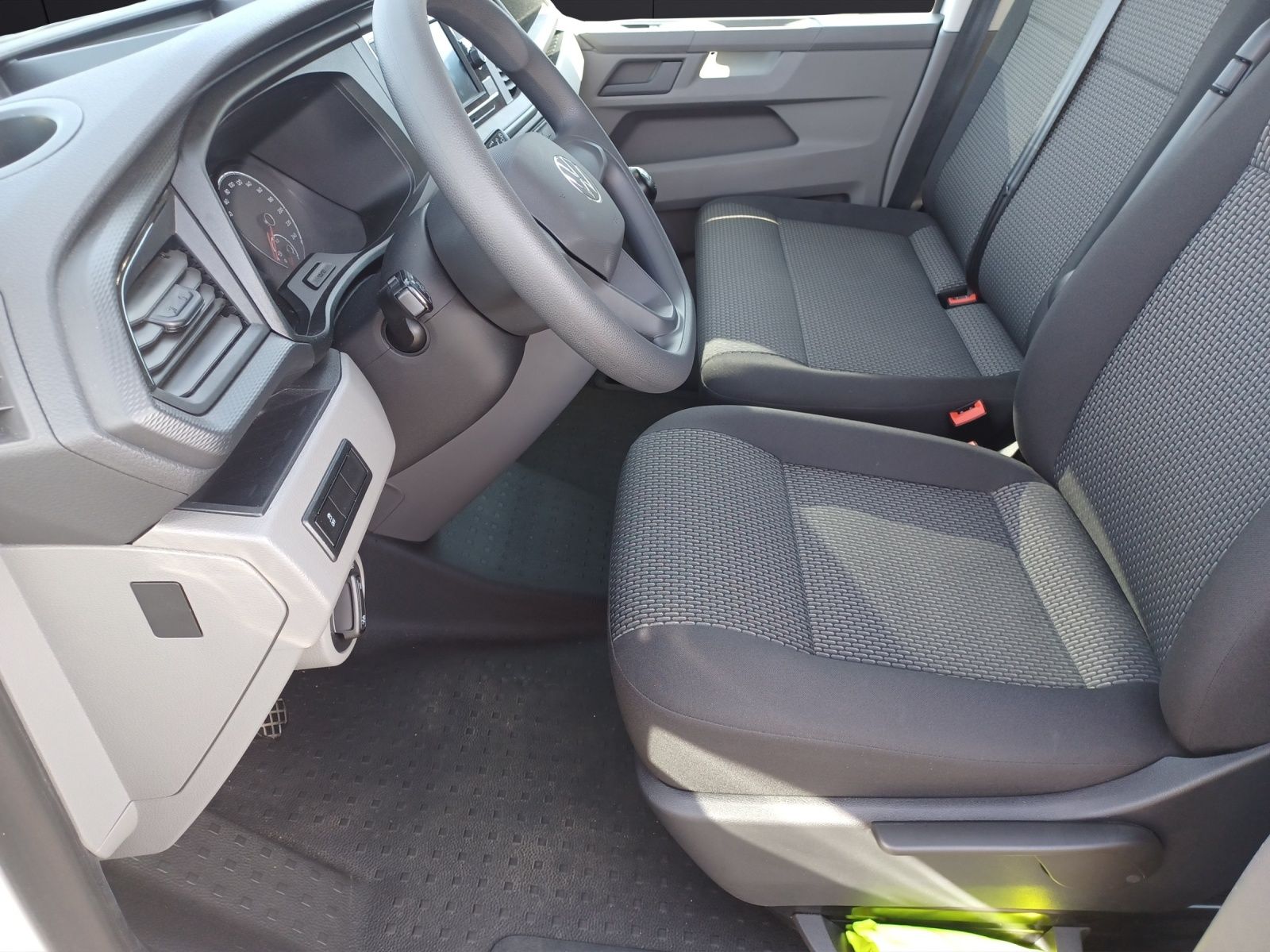 Fahrzeugabbildung Volkswagen T6 Kombi T6.1 TDI 9-Sitzer LR Klima GRA RFK SH