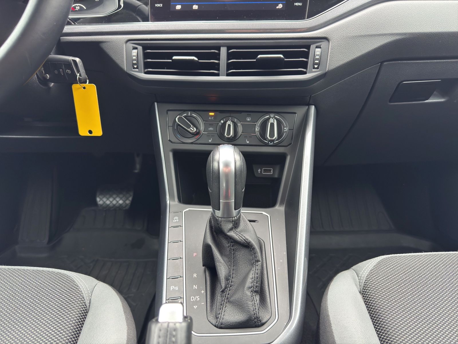 Fahrzeugabbildung Volkswagen Polo DSG*Highline*App-Connect* SHZ*Allwetterreif