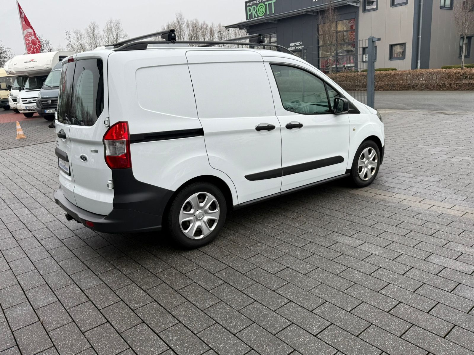 Fahrzeugabbildung Ford Transit Courier Basis AHK ZV SERVO FLÜGELTÜREN