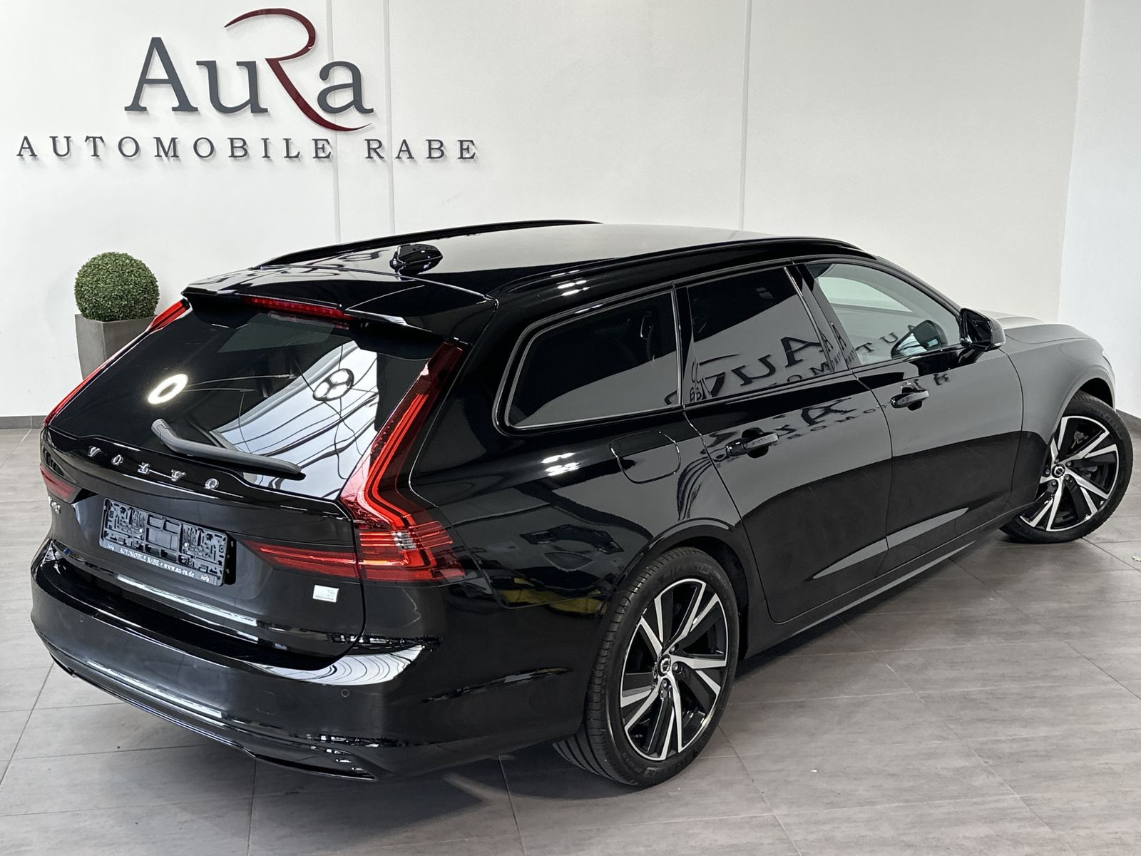 Fahrzeugabbildung Volvo V90 T6 Recharge AWD Plus Dark NAV+LED+AHK+VC+H&K