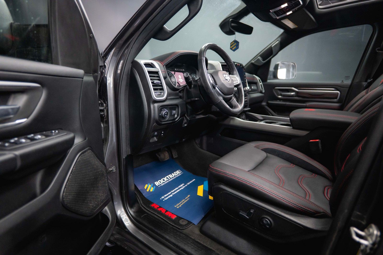 Fahrzeugabbildung Dodge RAM 5.7 V8 HEMI 4x4 OFFROAD Night-Edition *Pano*