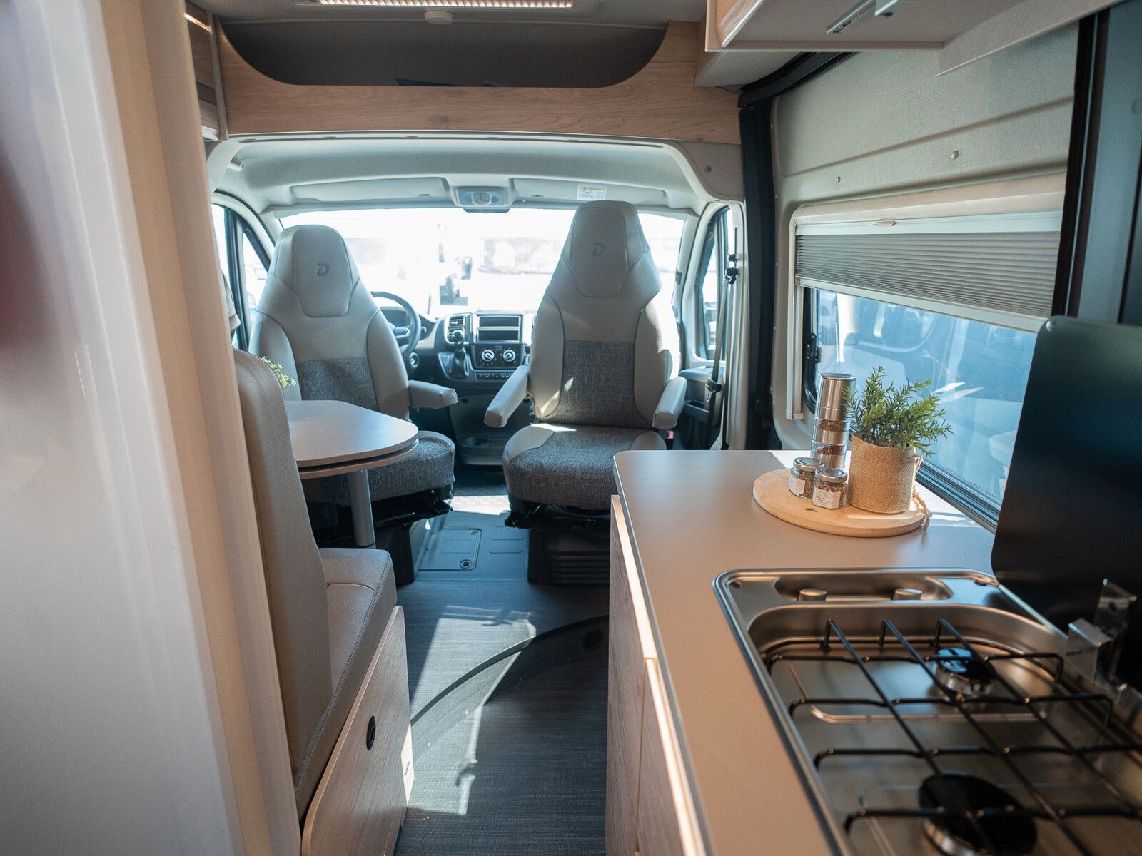 Fahrzeugabbildung Dethleffs Globetrail 640 ES Fiat Rahmenfenster/Heckauszug