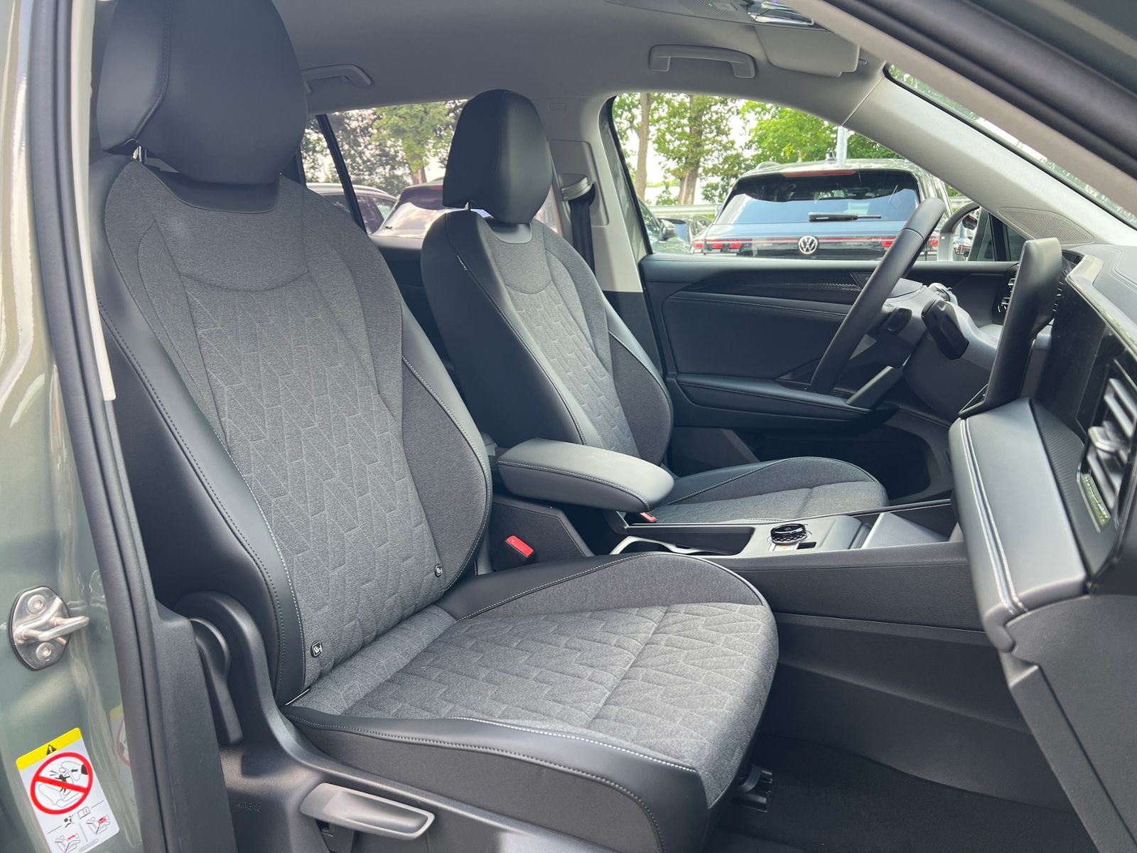 Fahrzeugabbildung Volkswagen Tiguan LIFE 1.5 eTSI DSG *AHK, LED Plus, Kamera,