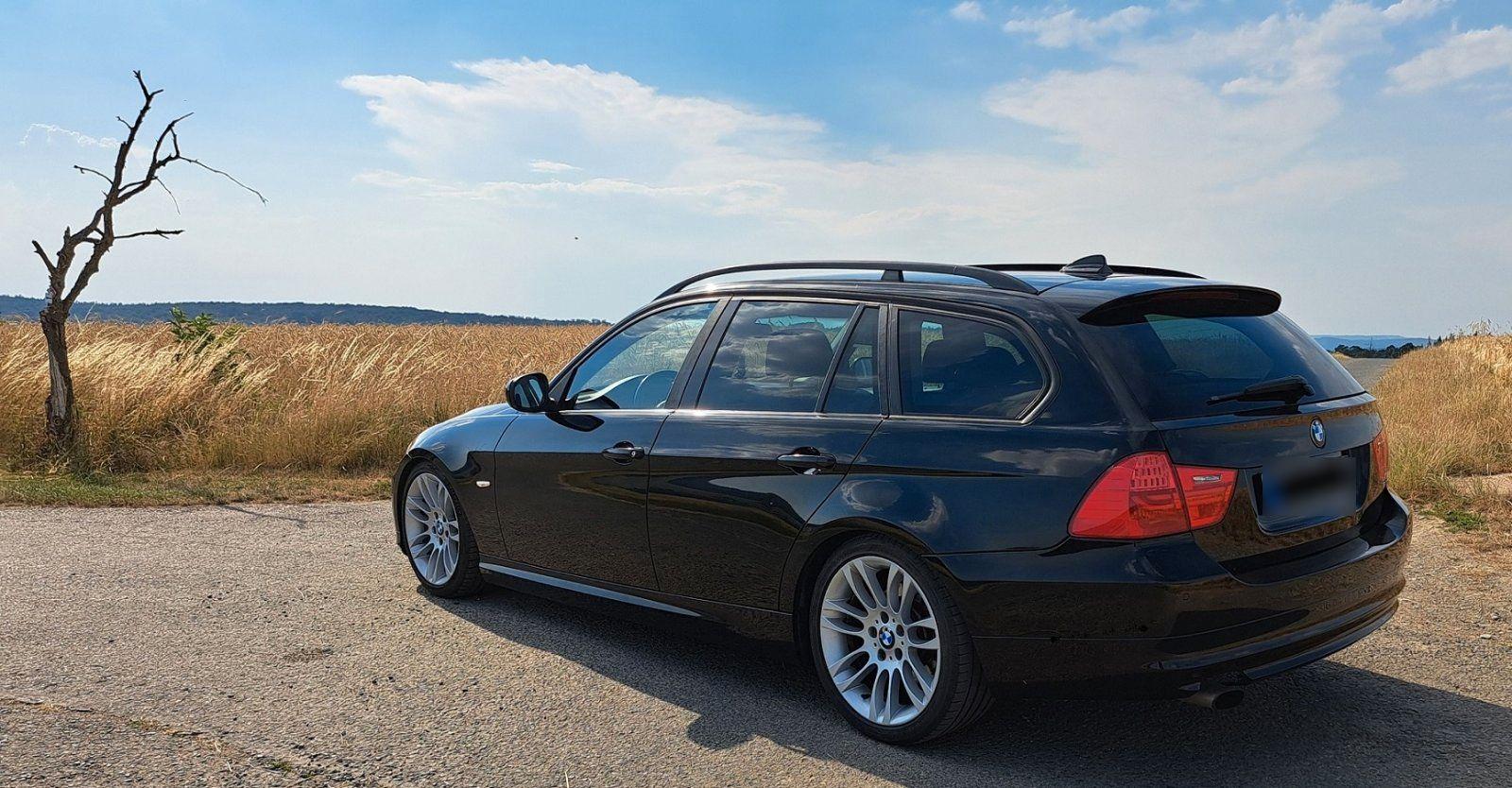 BMW 318 2009 — rear view