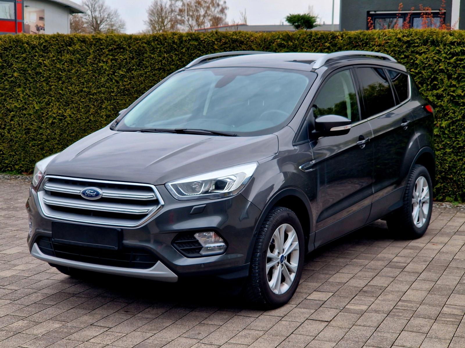 Ford Kuga Titanium (Navi, Sitzheizung, Chrom-Paket)