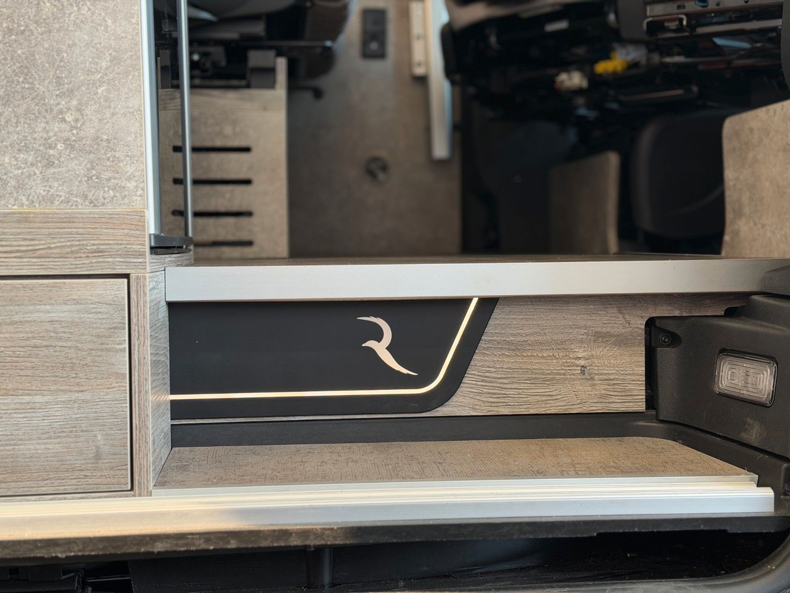 Fahrzeugabbildung Robeta Adonis - Luxus Campervan mit Aufstelldach