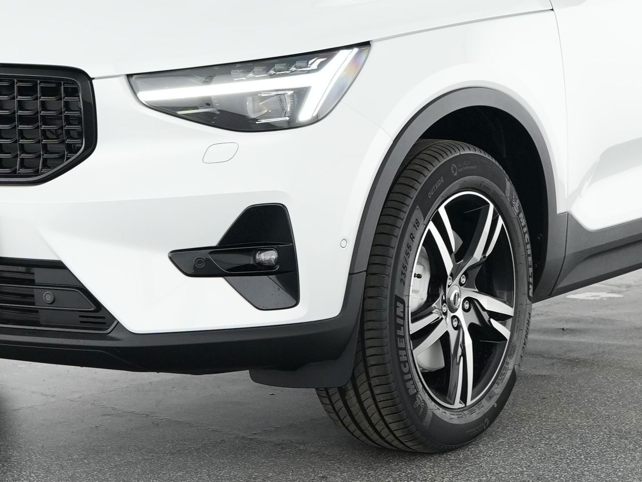 Fahrzeugabbildung Volvo XC40 Plus Dark 2WD