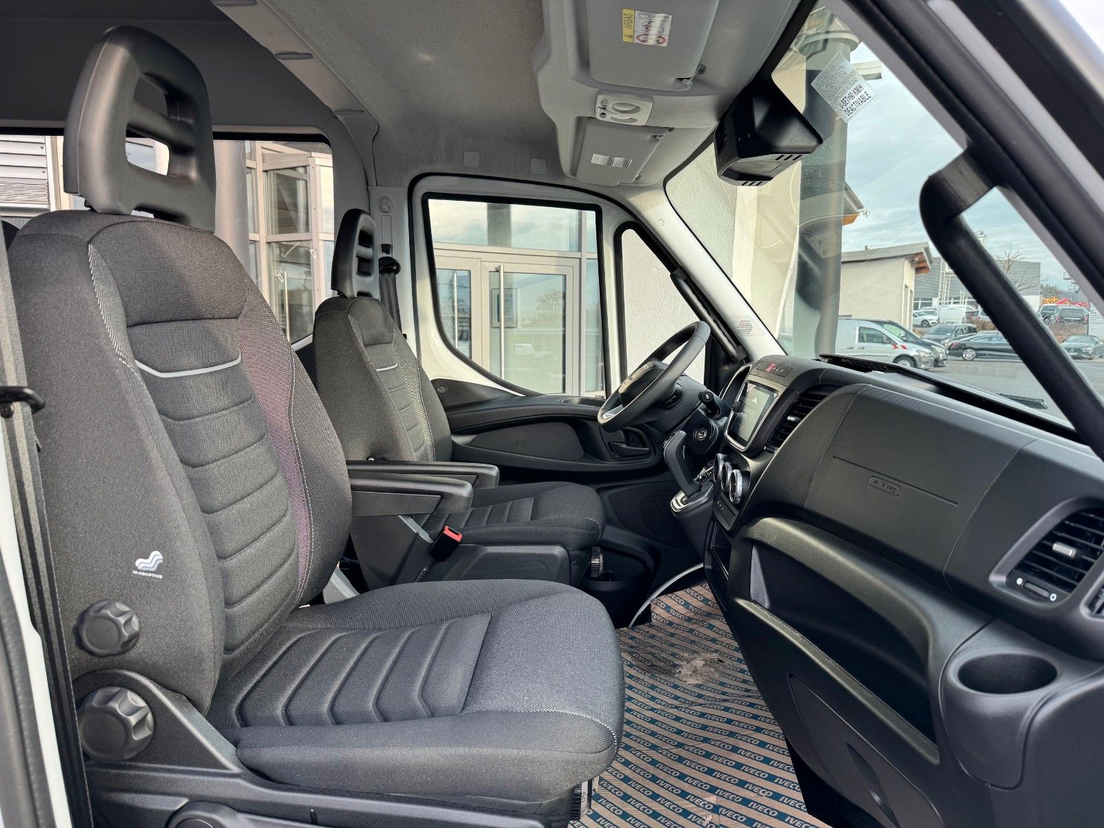 Fahrzeugabbildung Iveco Daily 35S16 A8 *DoKa*Automatik*AHK*R3.520mm*