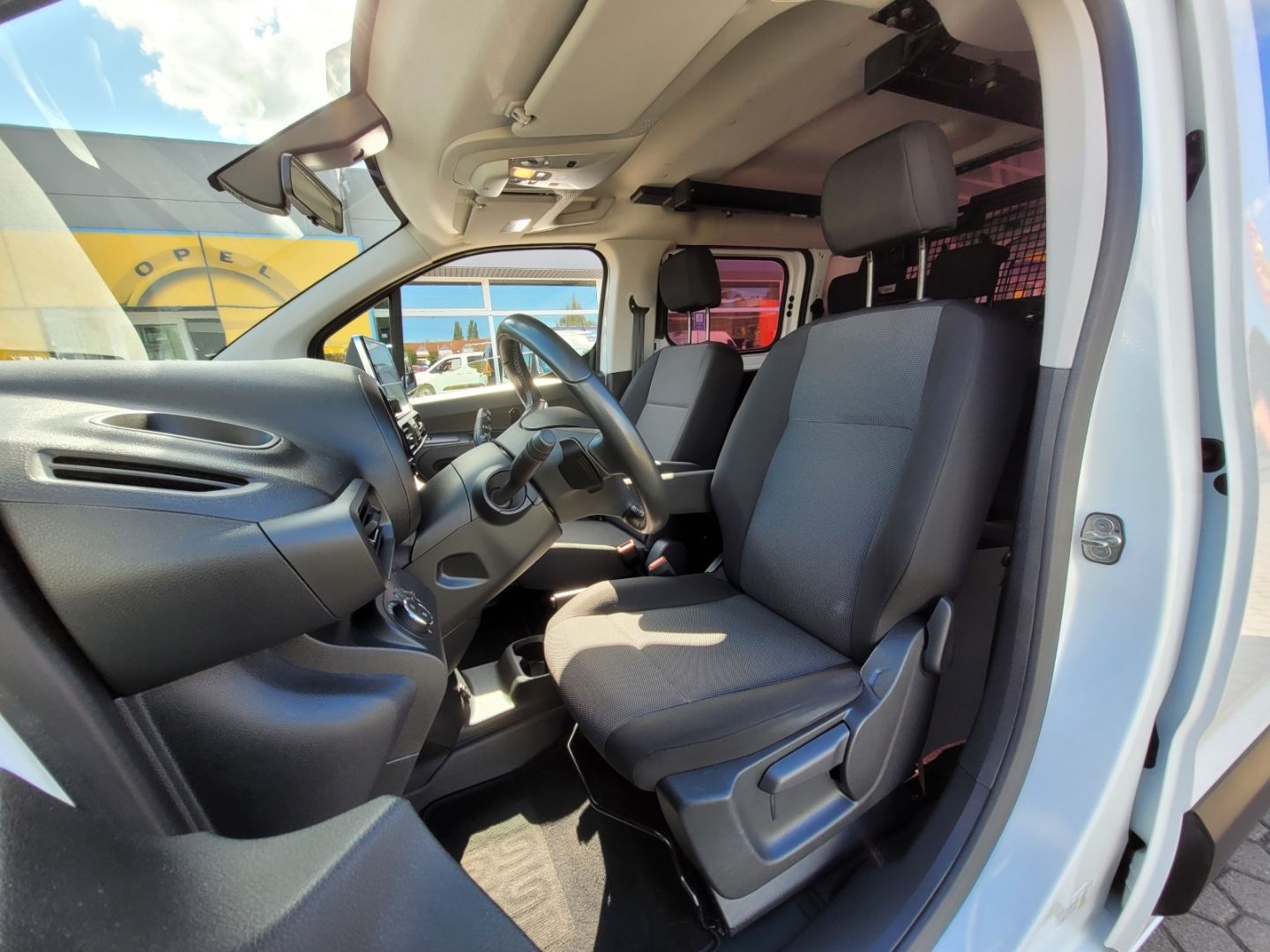 Fahrzeugabbildung Opel Combo Cargo Doppelkabine + AWR + PDC vo. & hi.