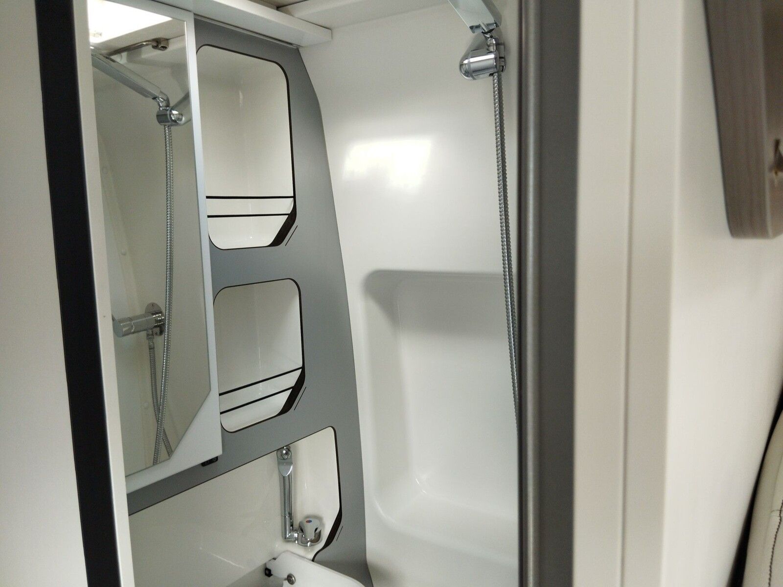 Fahrzeugabbildung Mooveo Campervan 63EB SAT/TV Markise Solar AHK Navi