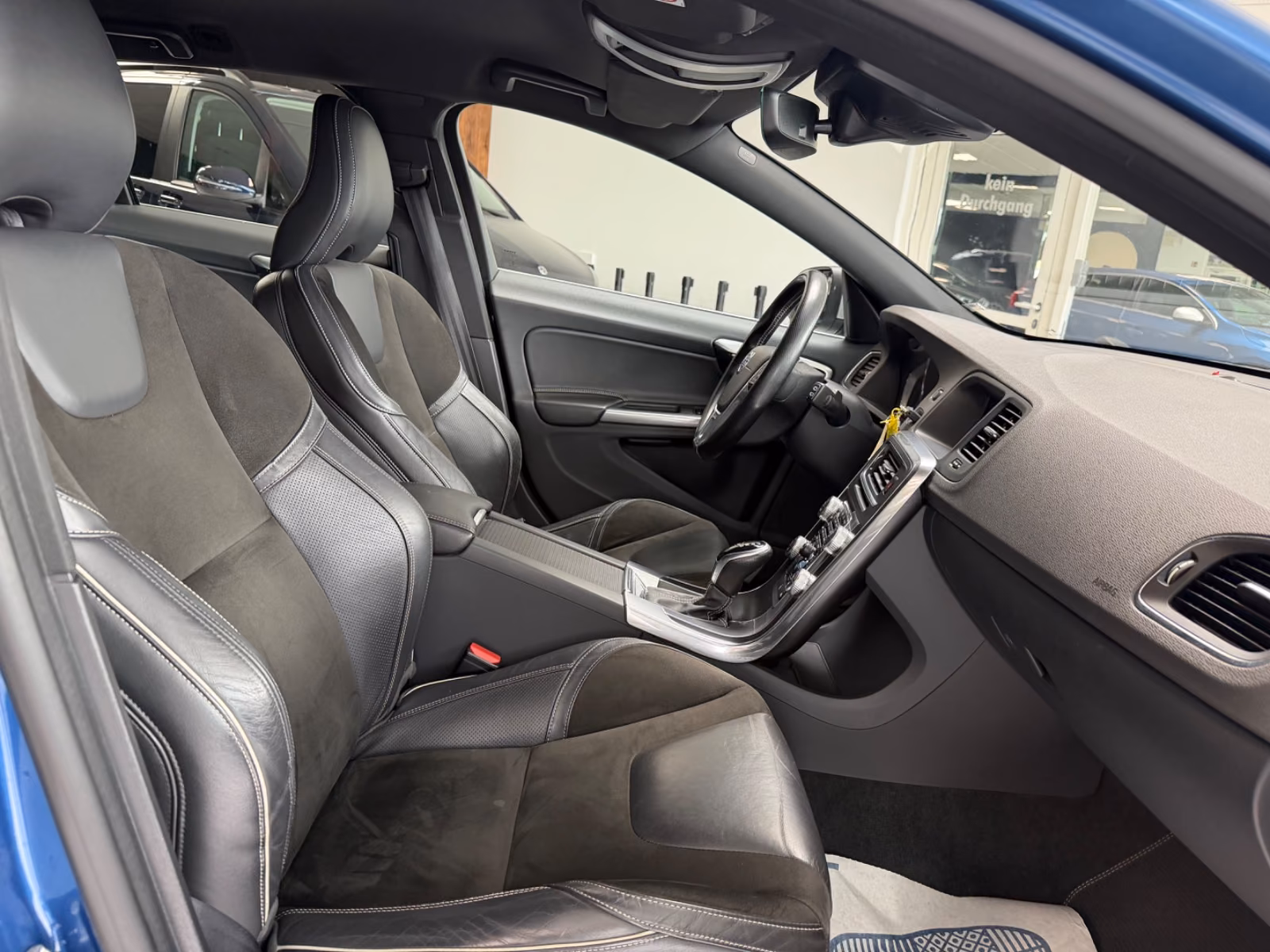 Volvo V60 D4 R Design Automatik NAVI SHZ PDC 18 ZOLL