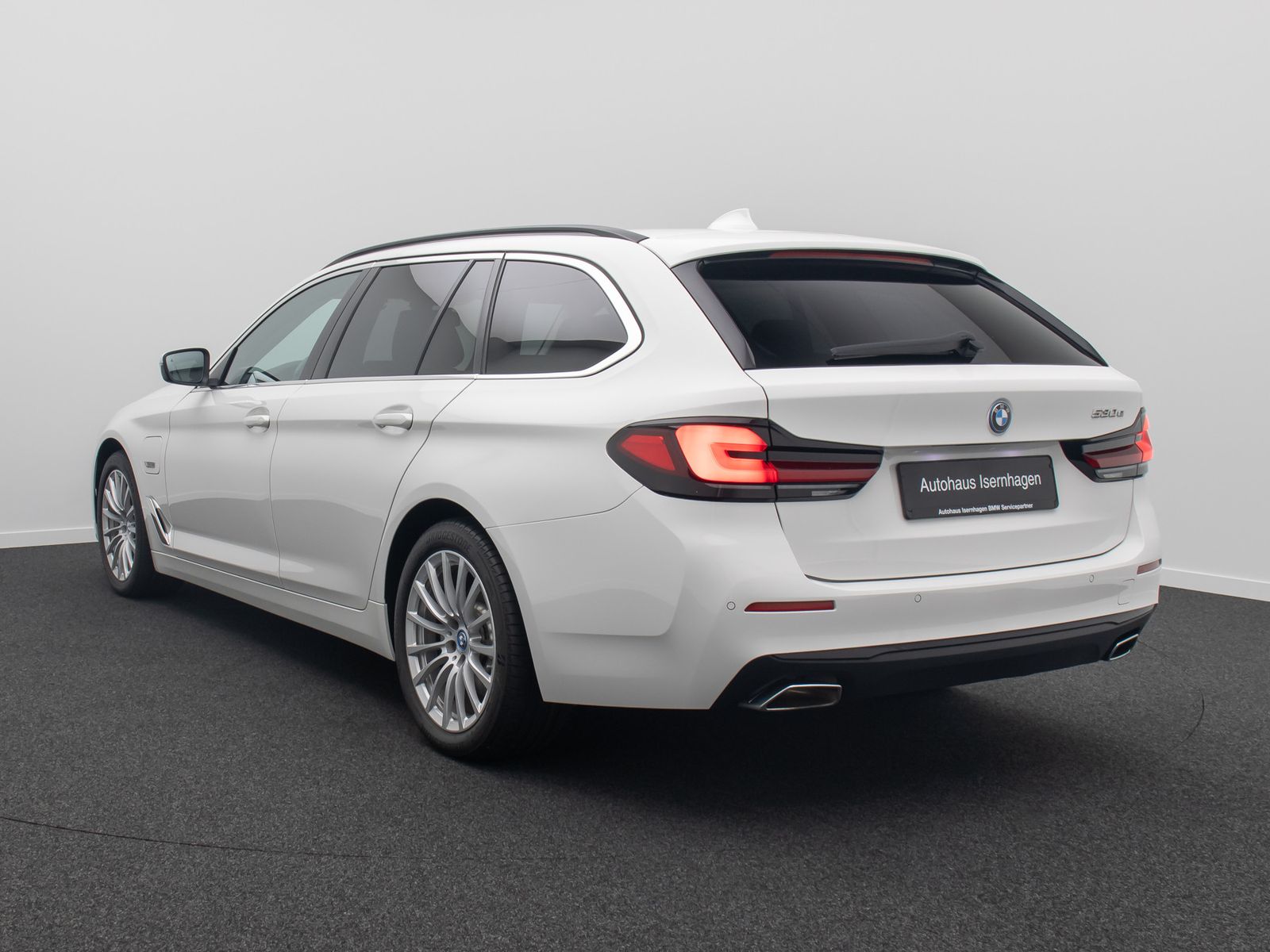 Fahrzeugabbildung BMW 530e HUD DAB Alarm Panorama HiFi Sport Leder