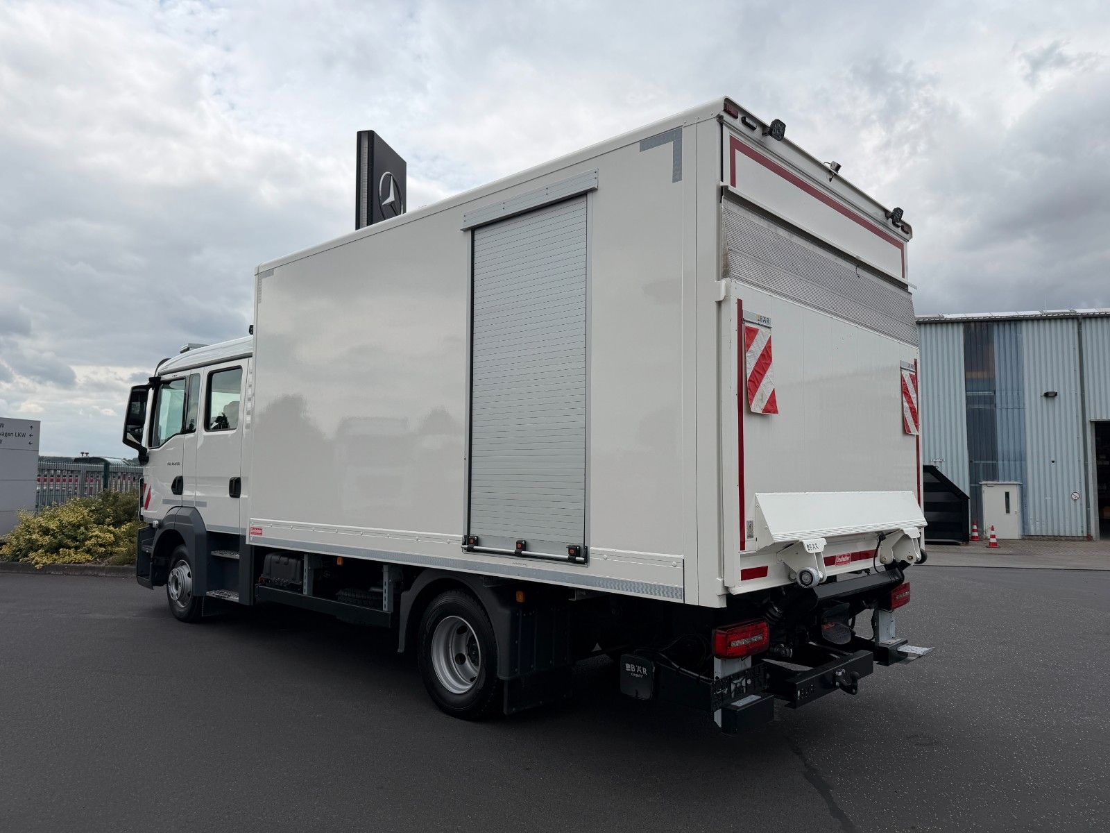 Fahrzeugabbildung MAN TGL 12.250 4x2 BB DoKa LBW 6 Sitze 2 AHK 2 Rollo